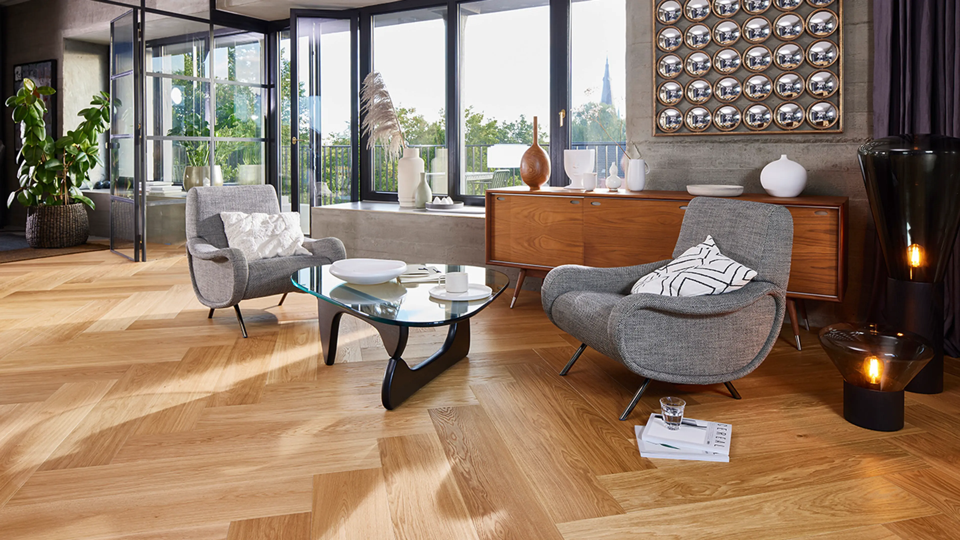 Bred fiskebeinsparkett i moderne stue.