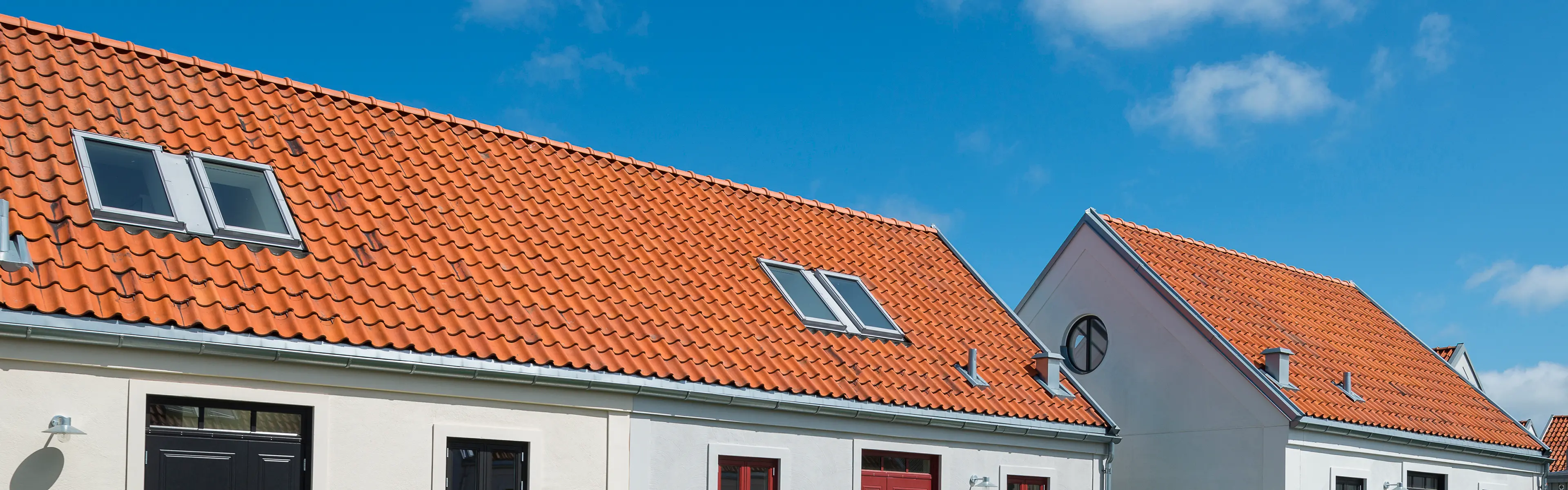 To hus med rød takstein.