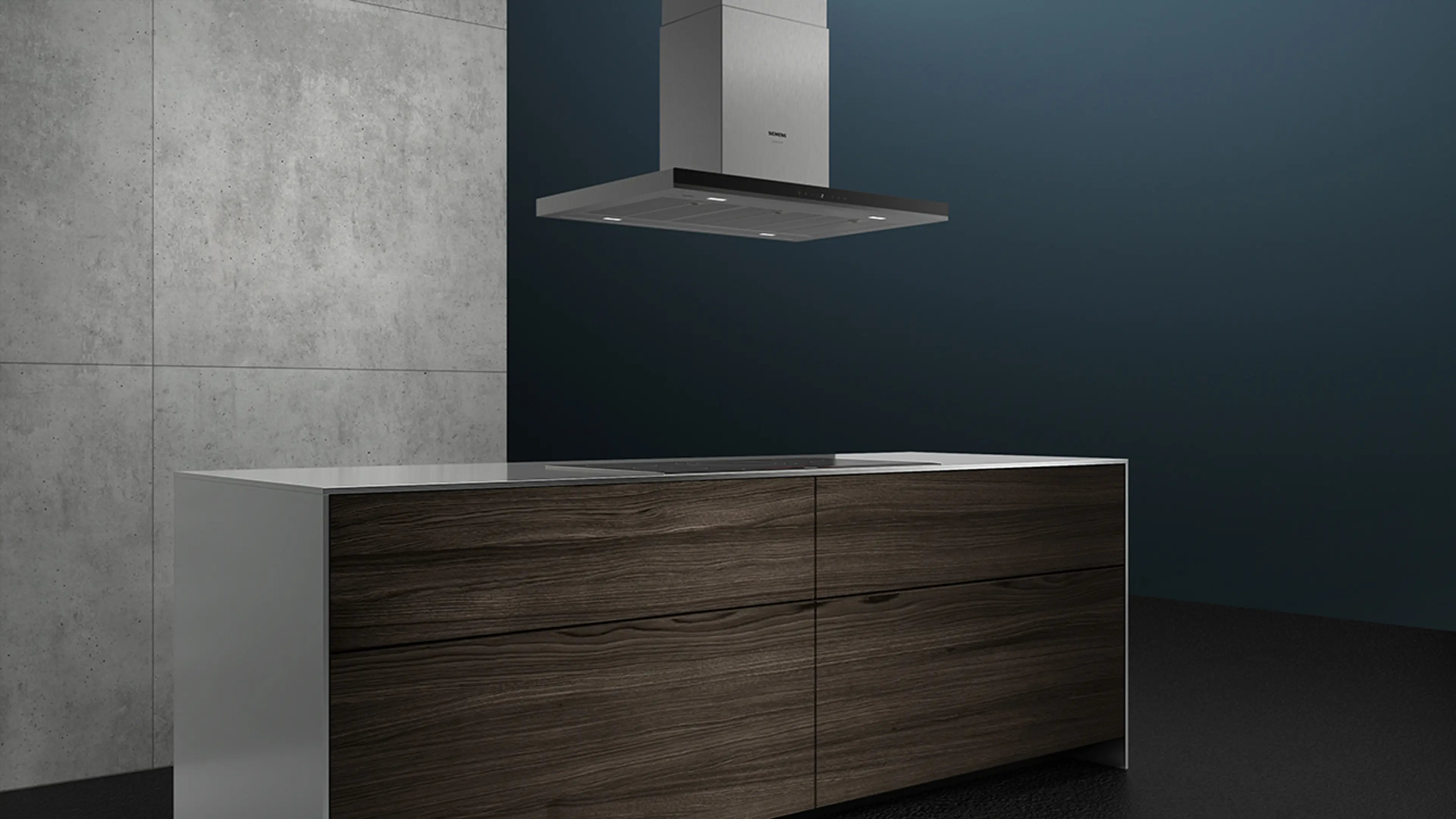 Fritthengende ventilator i krom over kjøkkenøy.