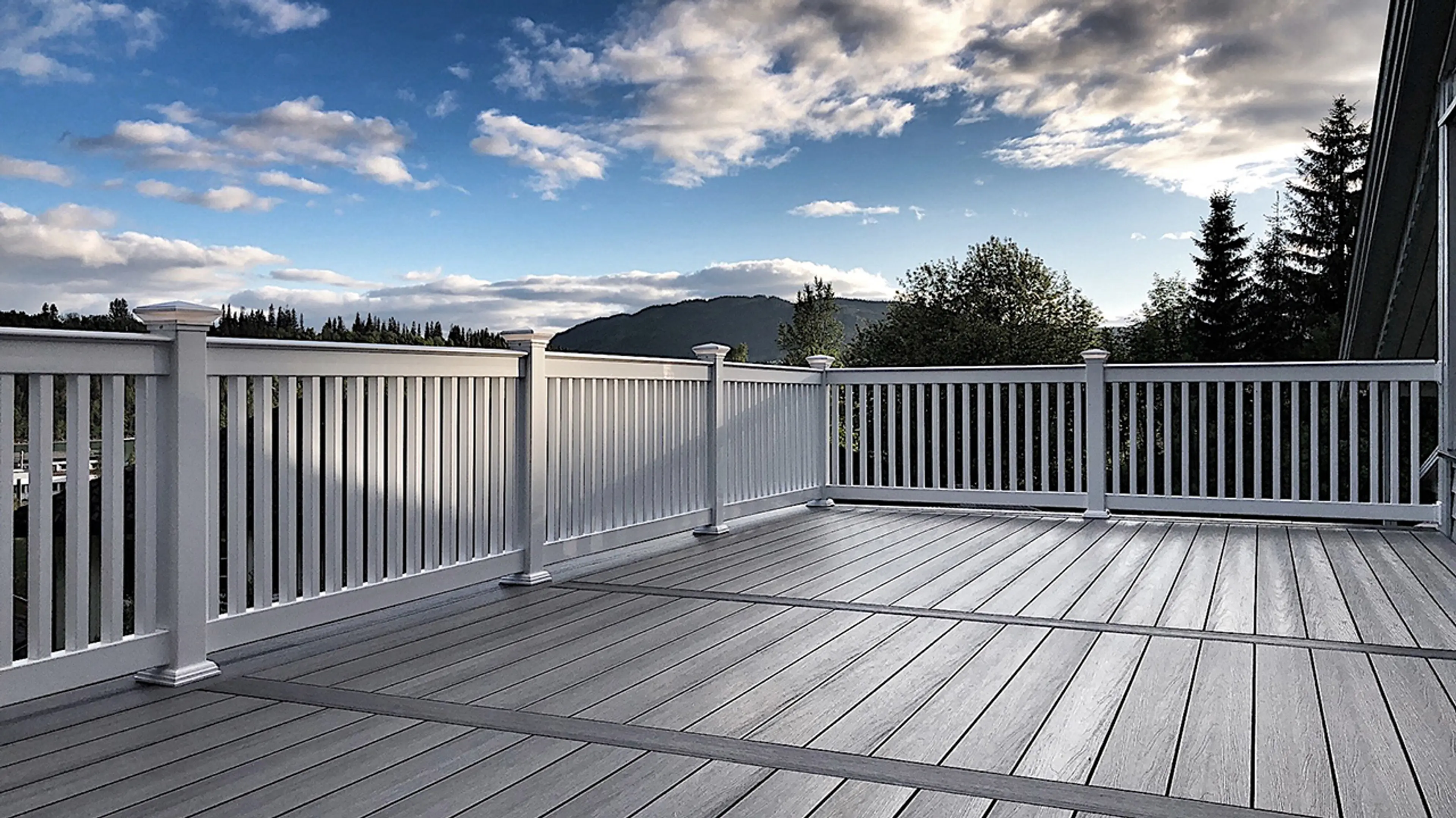 Stor platting med rekkverk.