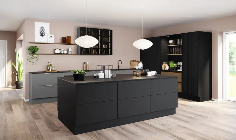 Svart og grått kjøkken med kjøkkenøy og åpen løsning.