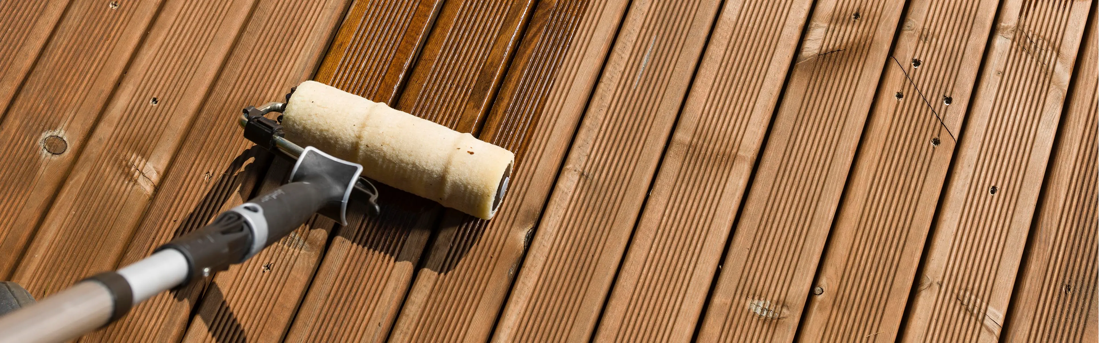 Olje terrasse med malingsrulle.