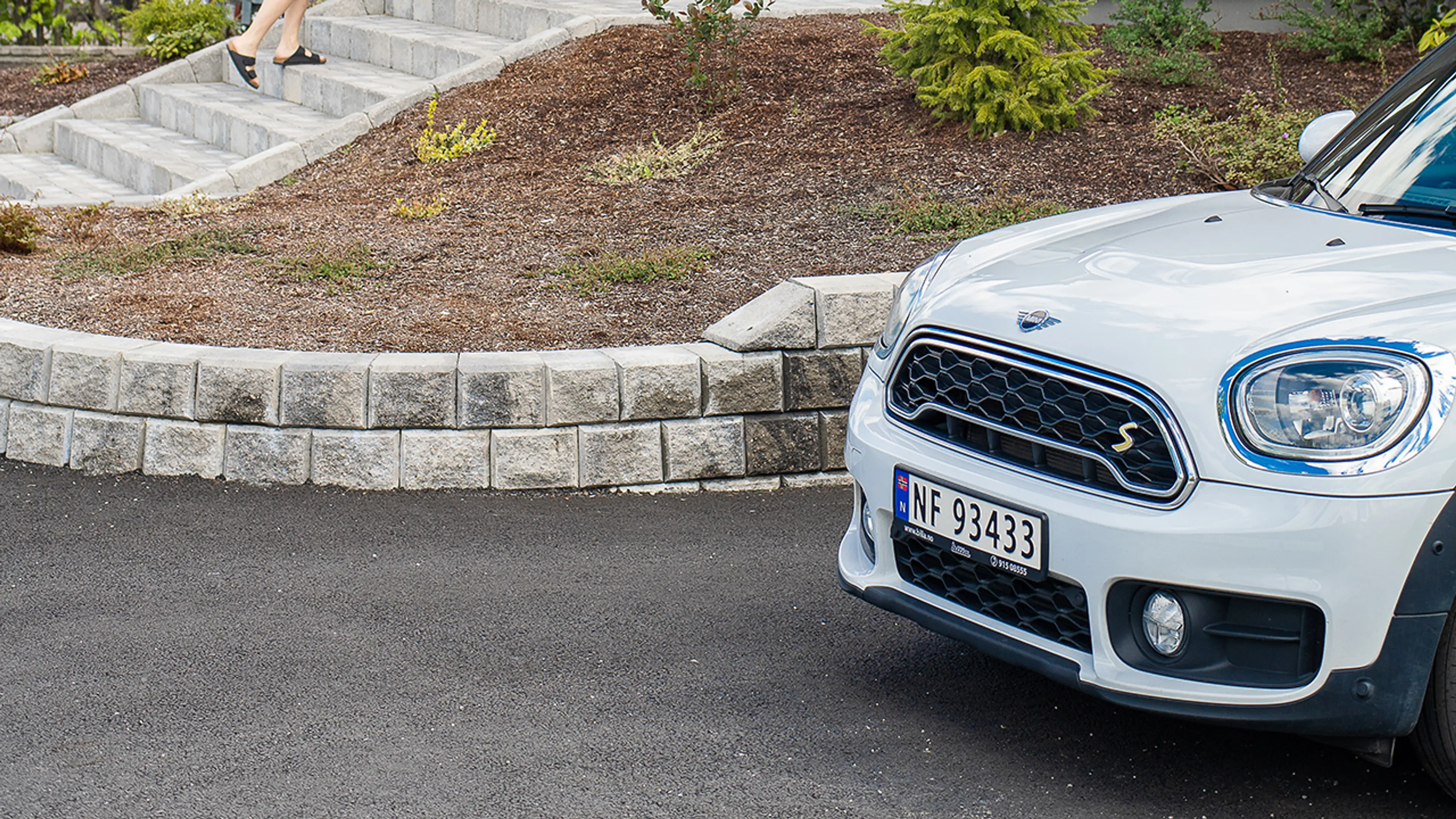 Aaltvedt mini støttemur knekt i gråmix foran hus.