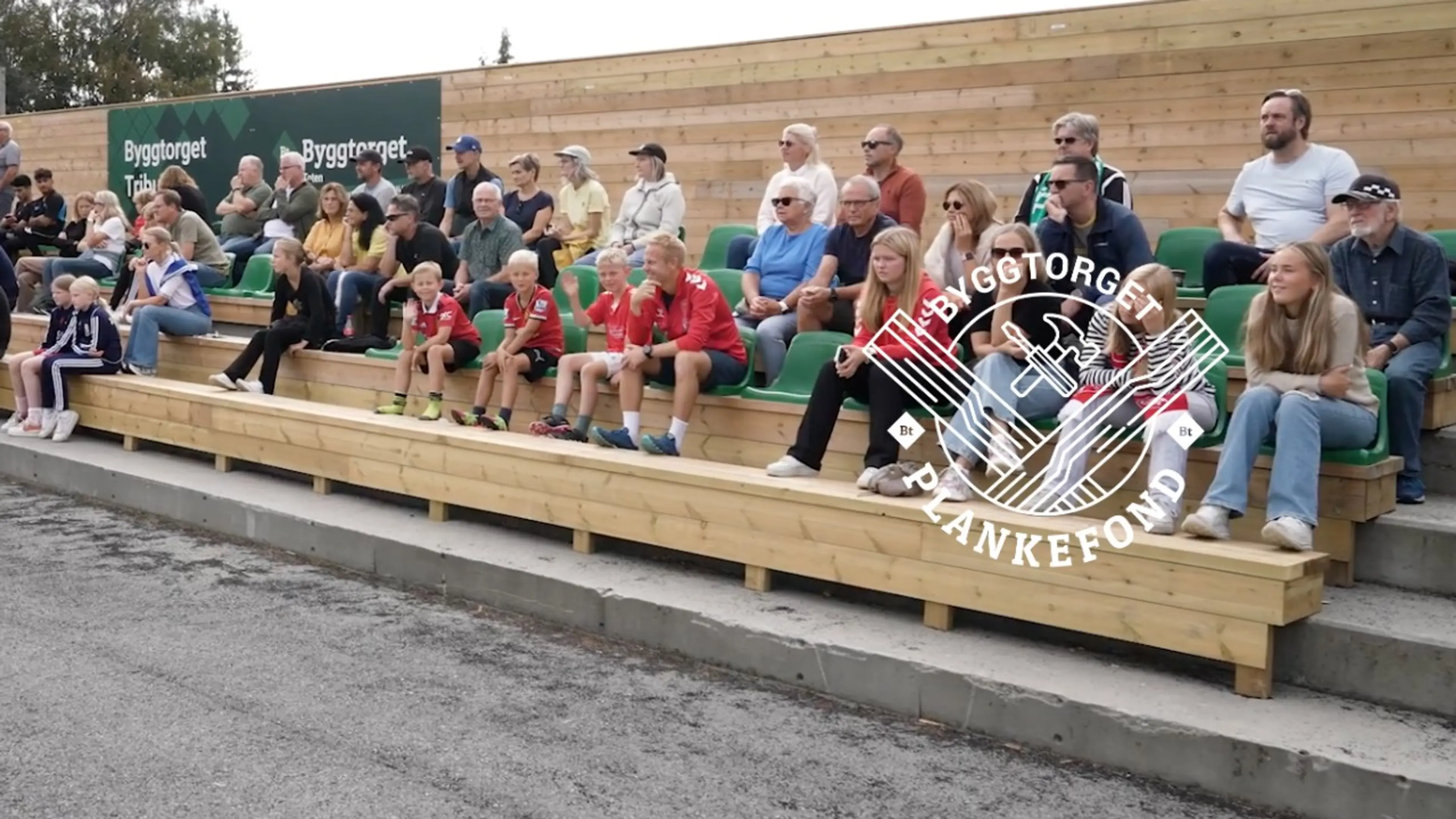 Foreldre og utøvere ved FK Toten er samlet på den nye tribunen fra Byggtorget på Østre Toten Idrettspark