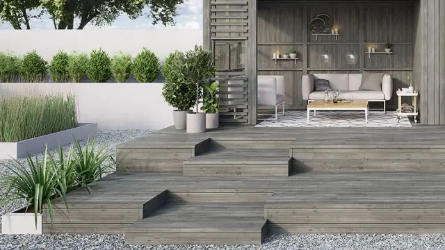 Trapp fra hagestue og terrasse til hagen