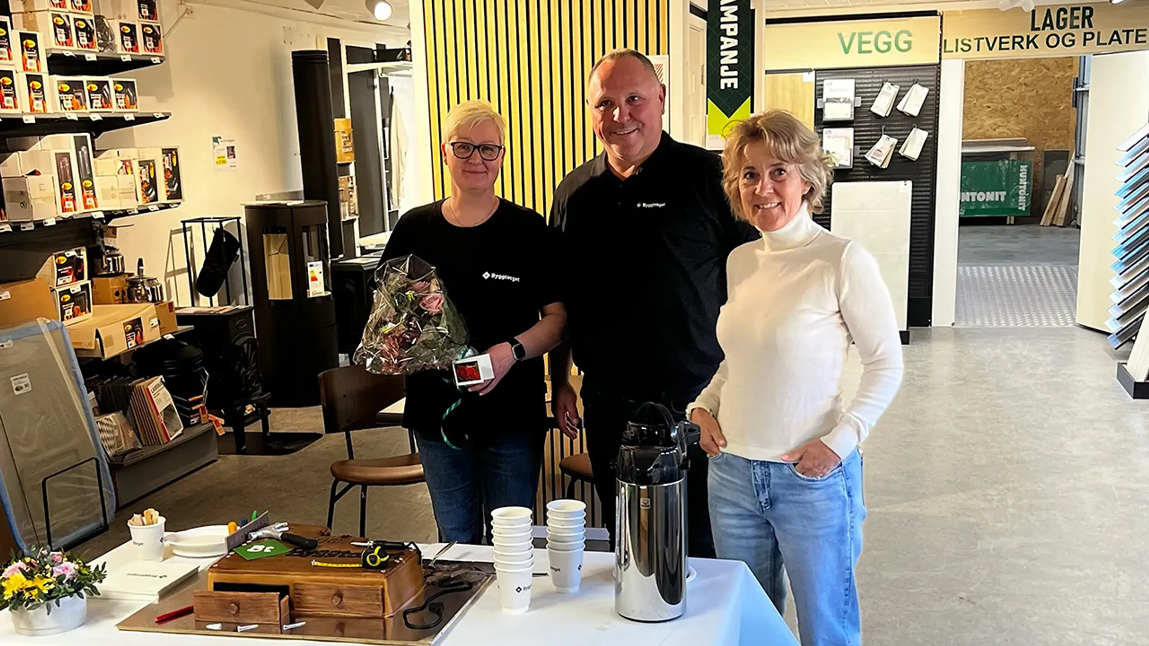 Byggtorget ansatte med blomster og kakebord på 10års jubileumet i Vardø.