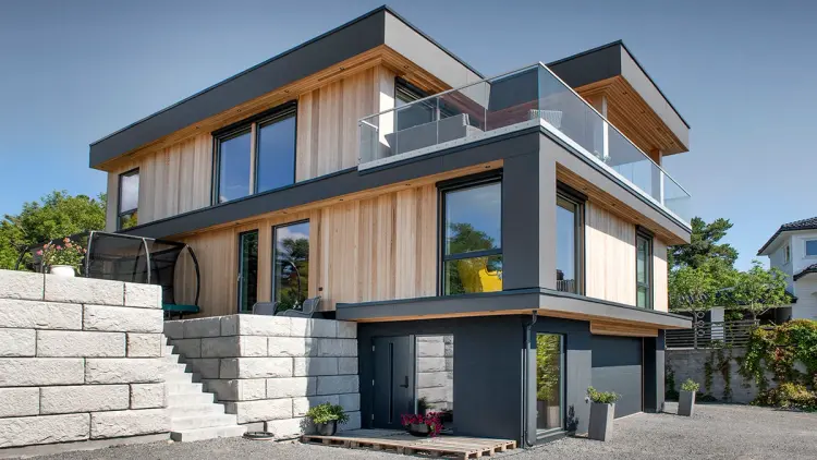 Hus med tre etasjer og kledning i sedertre.