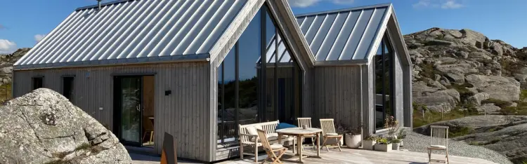 Utvendig foto av hytte ved sjøen med NorDan-vindu