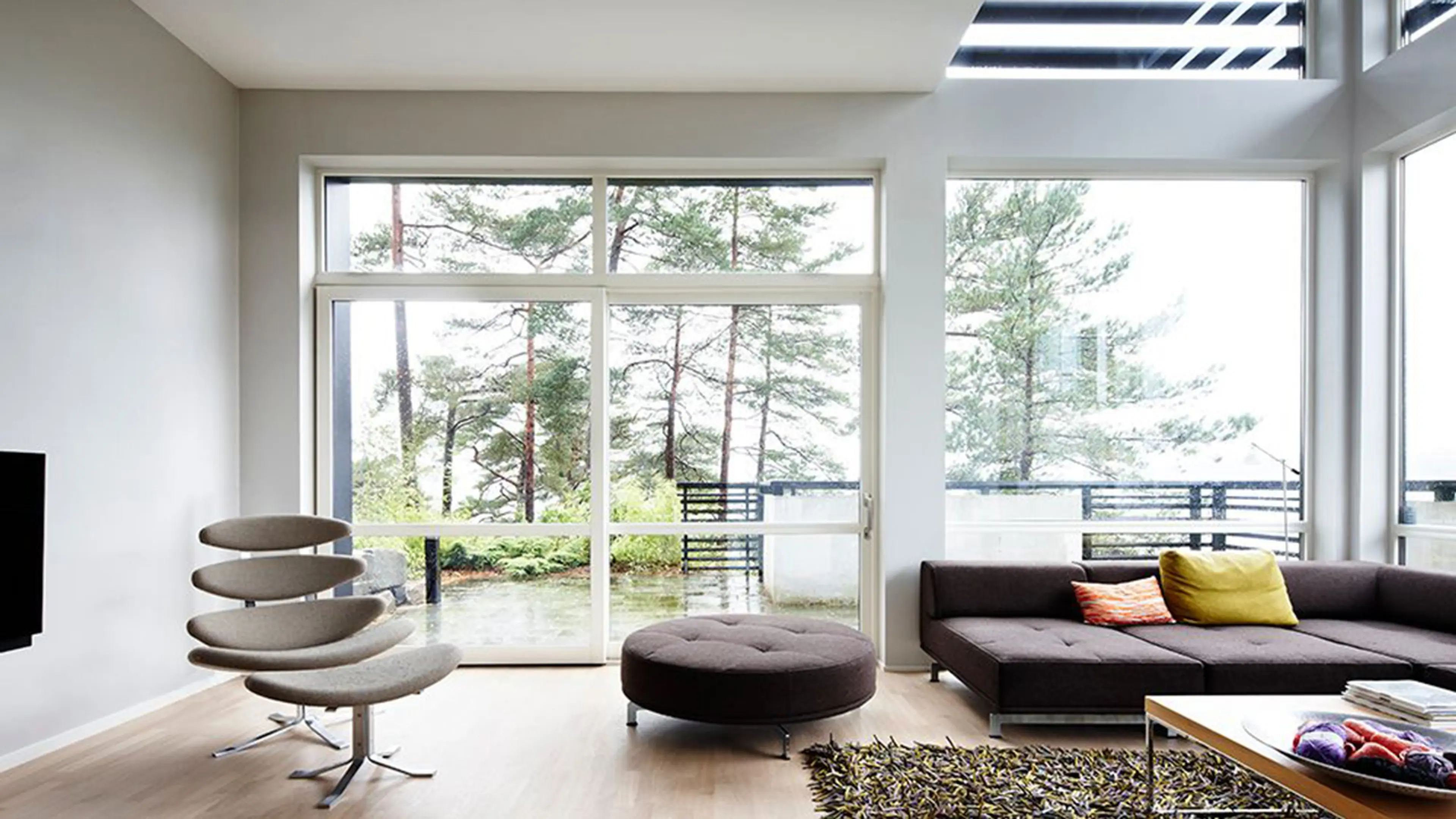 Moderne hus med store vindusflater.