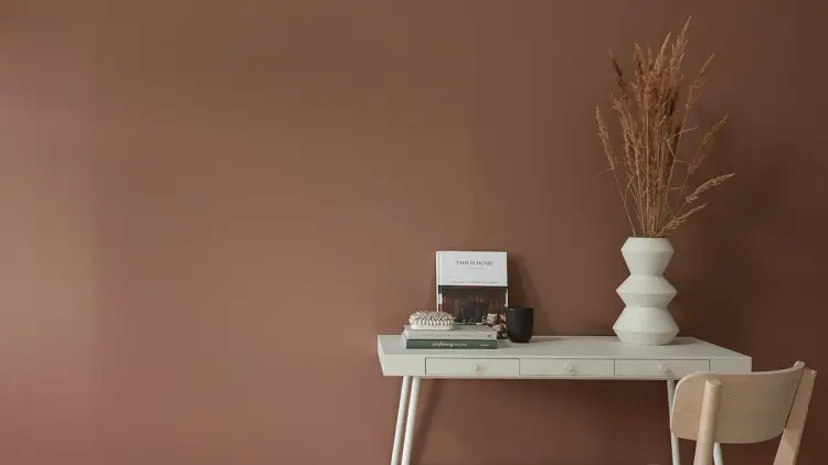 Hjemmekontor med lyse tremøbler og Smartpanel veggplater i fargen Organic Red.