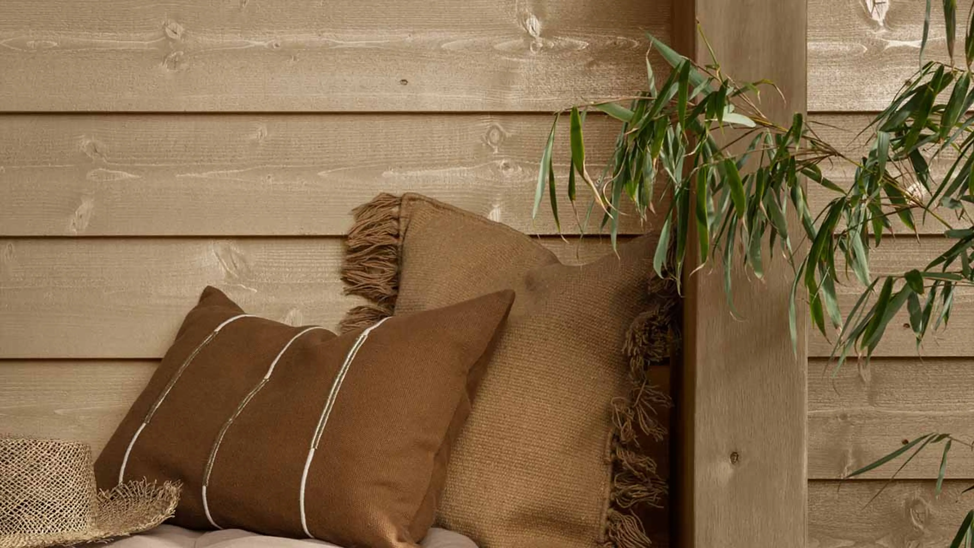 Husvegg malt med utendørs beis TREBITT Oljebeis i fargen 9054 Naturlig Eldet.