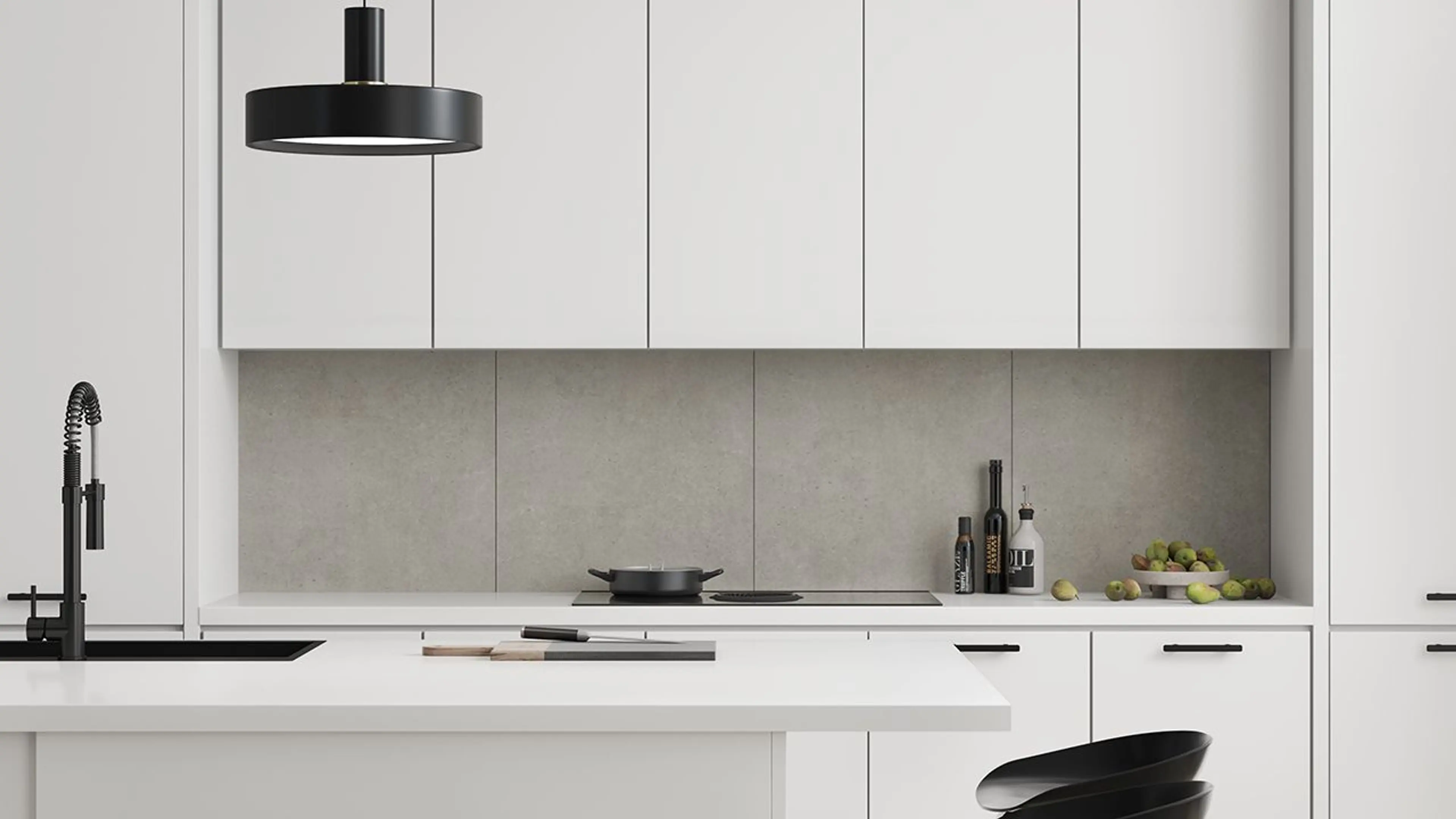 Hvitt kjøkken med sorte detaljer og kjøkkenplate i grå sten-etterligning Rough Cement.