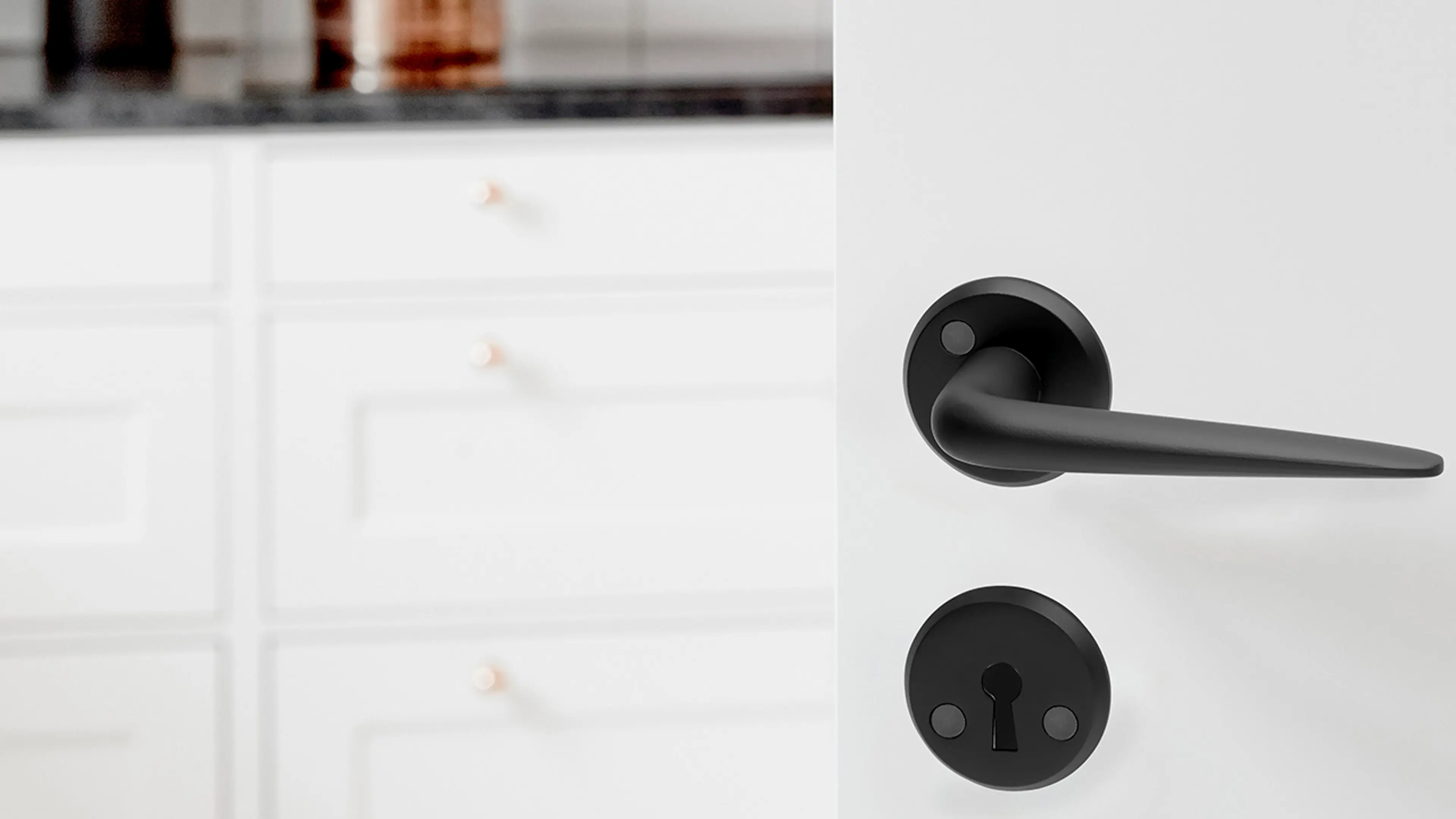 Moderne dørvrider innerdør i sort på hvit dør.