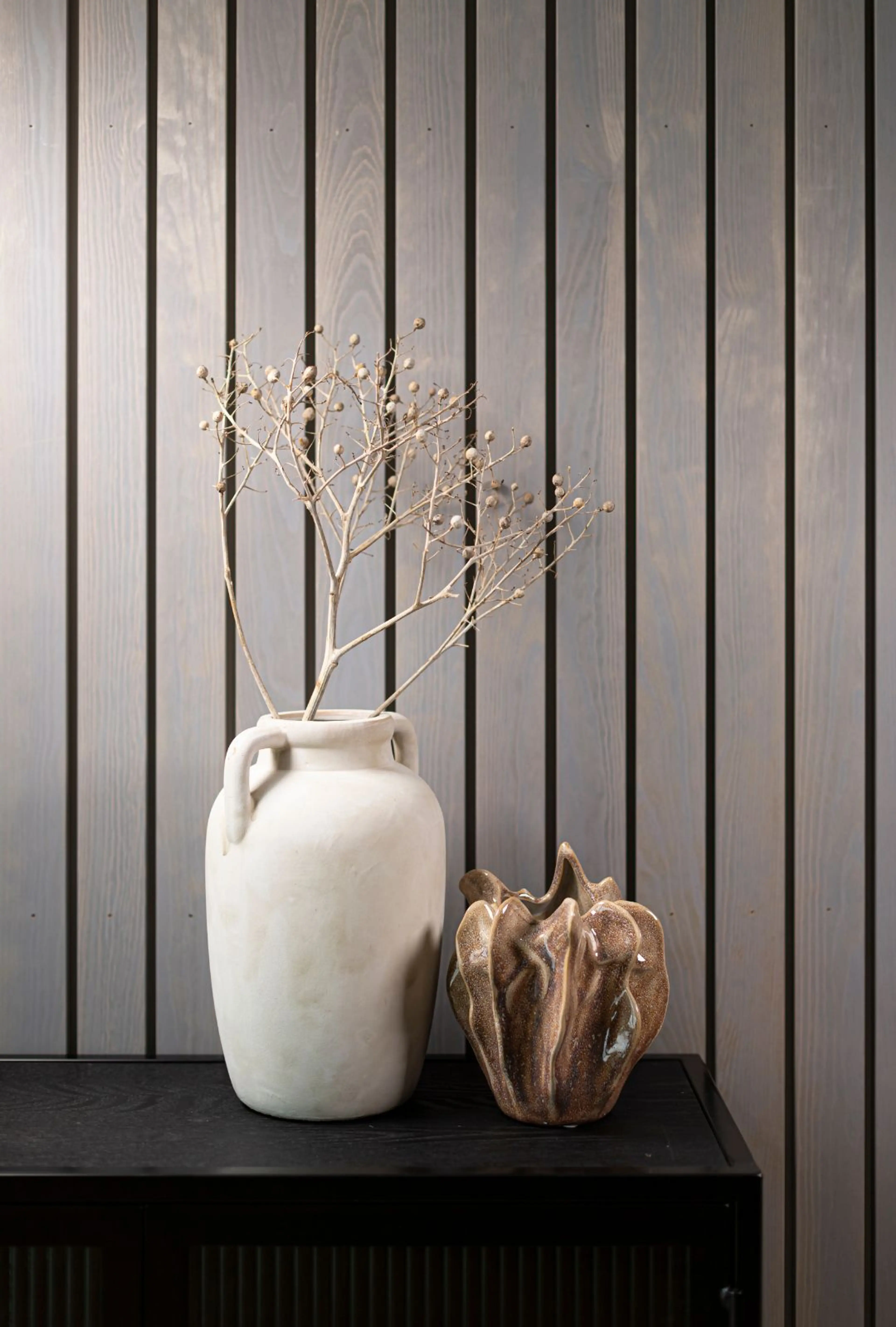 Interiørbilde av spilevegg stue med blå beis.