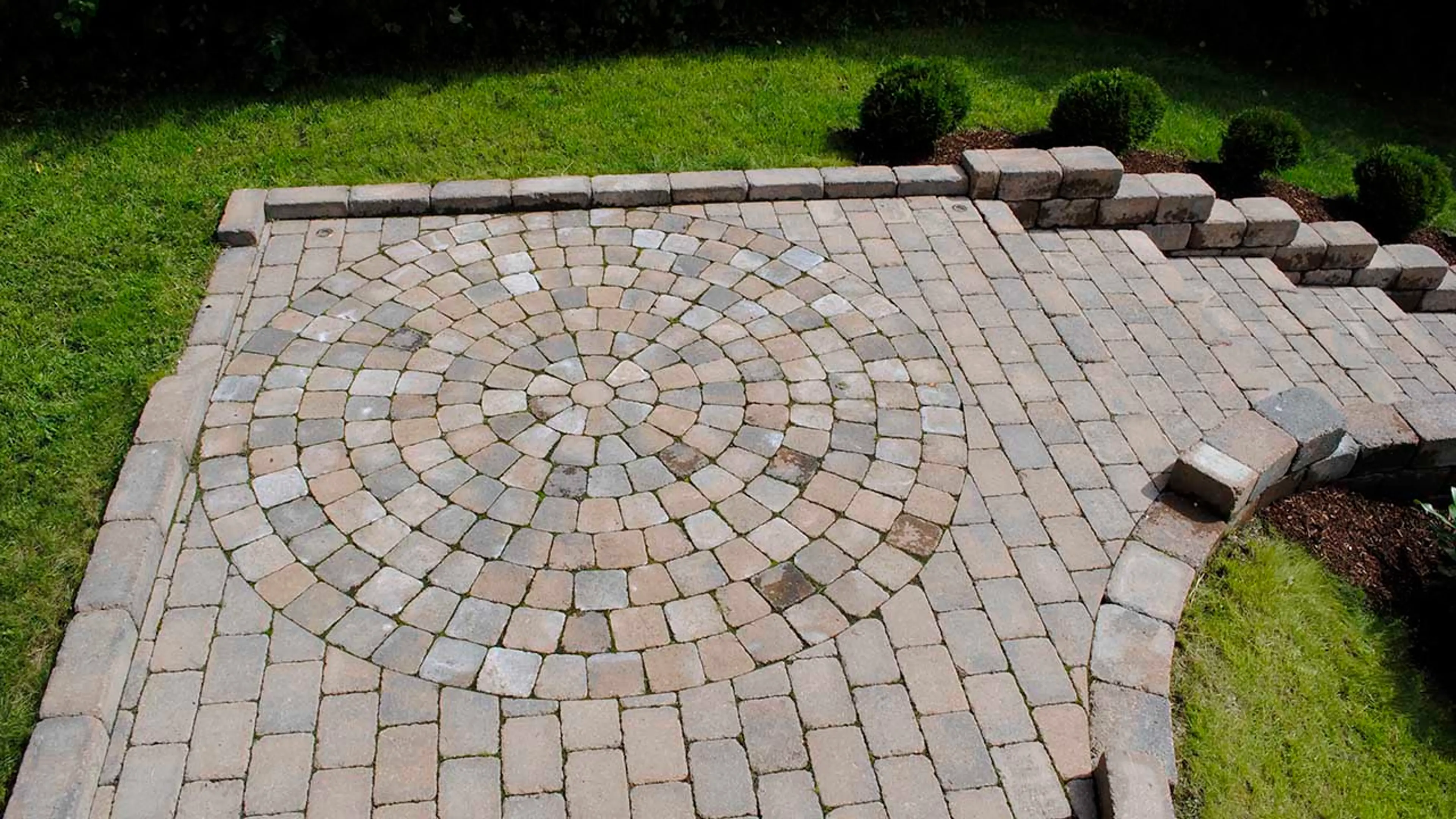 Hage som viser hvordan legge belegningsstein i sirkel.