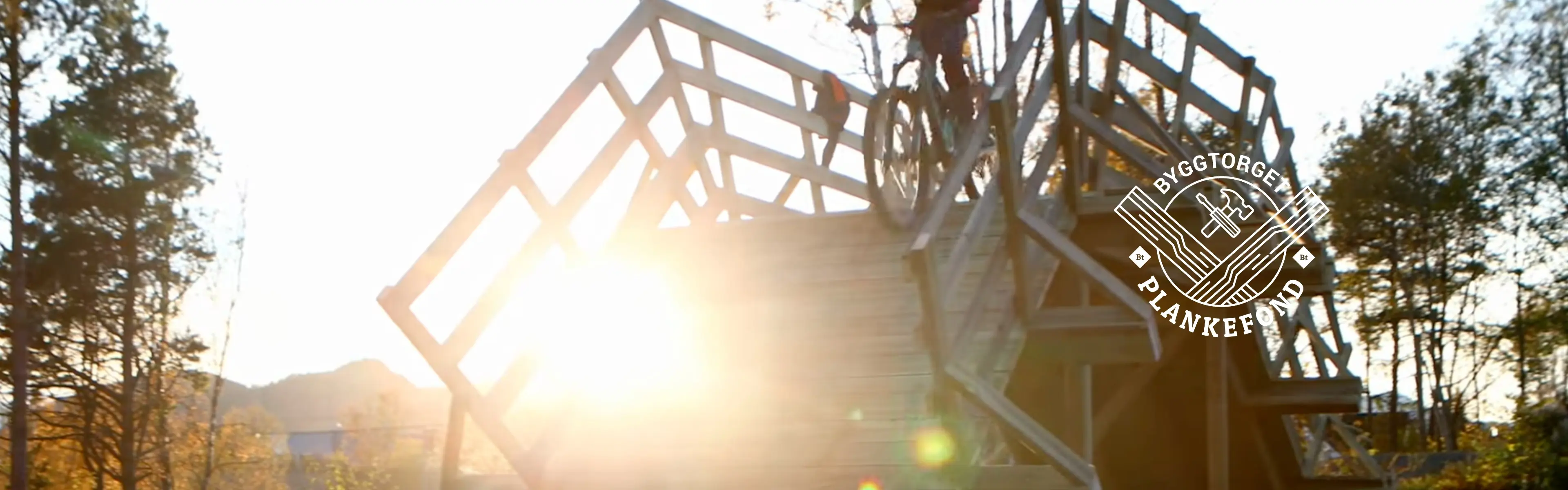 Den nye sykkelbroen i sykkelparken på Blindheim i Ålesund, bygget ved hjelp av Byggtorget Plankefond.