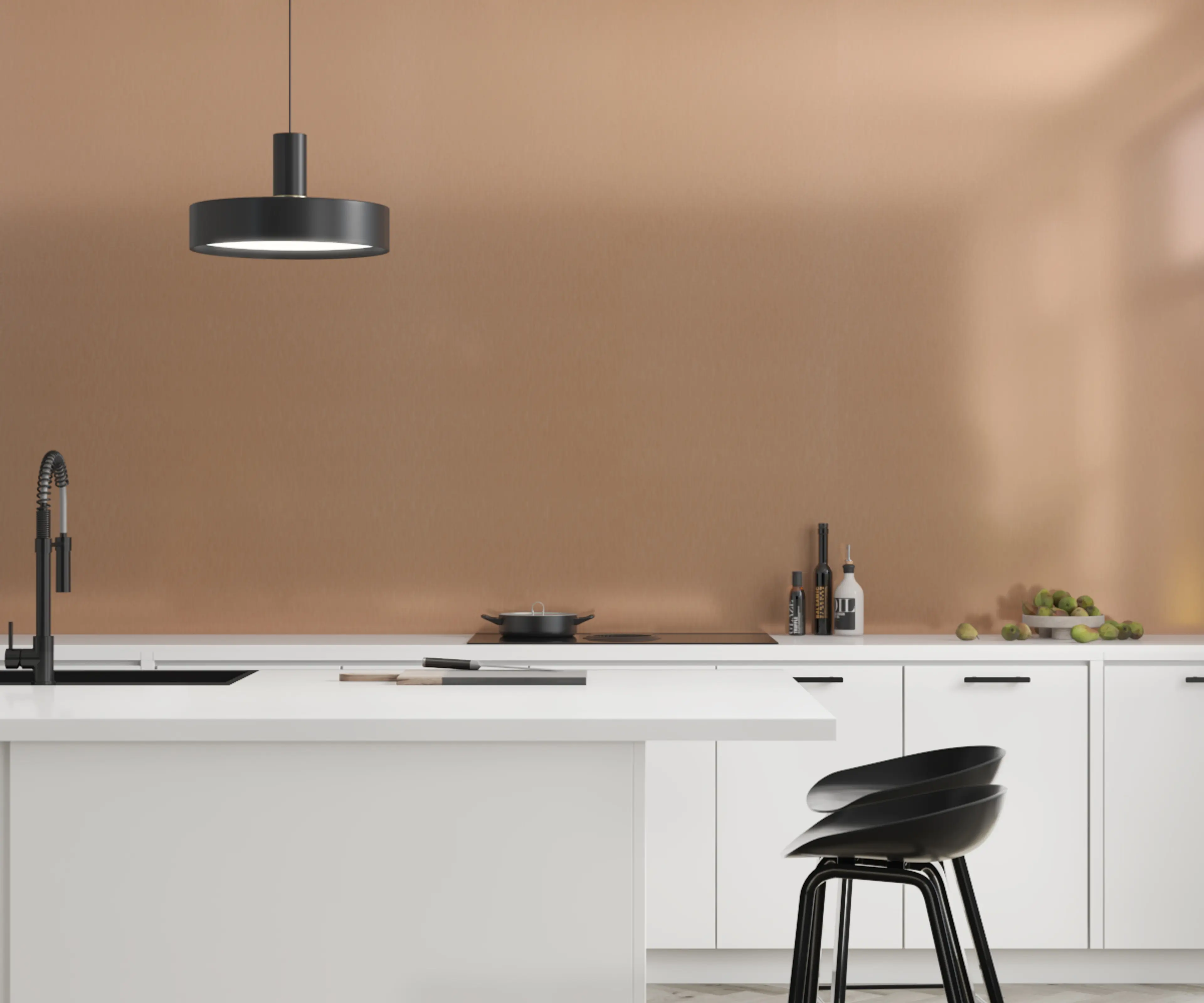 Hvitt kjøkken med kopperfarget veggpanel fra fibo