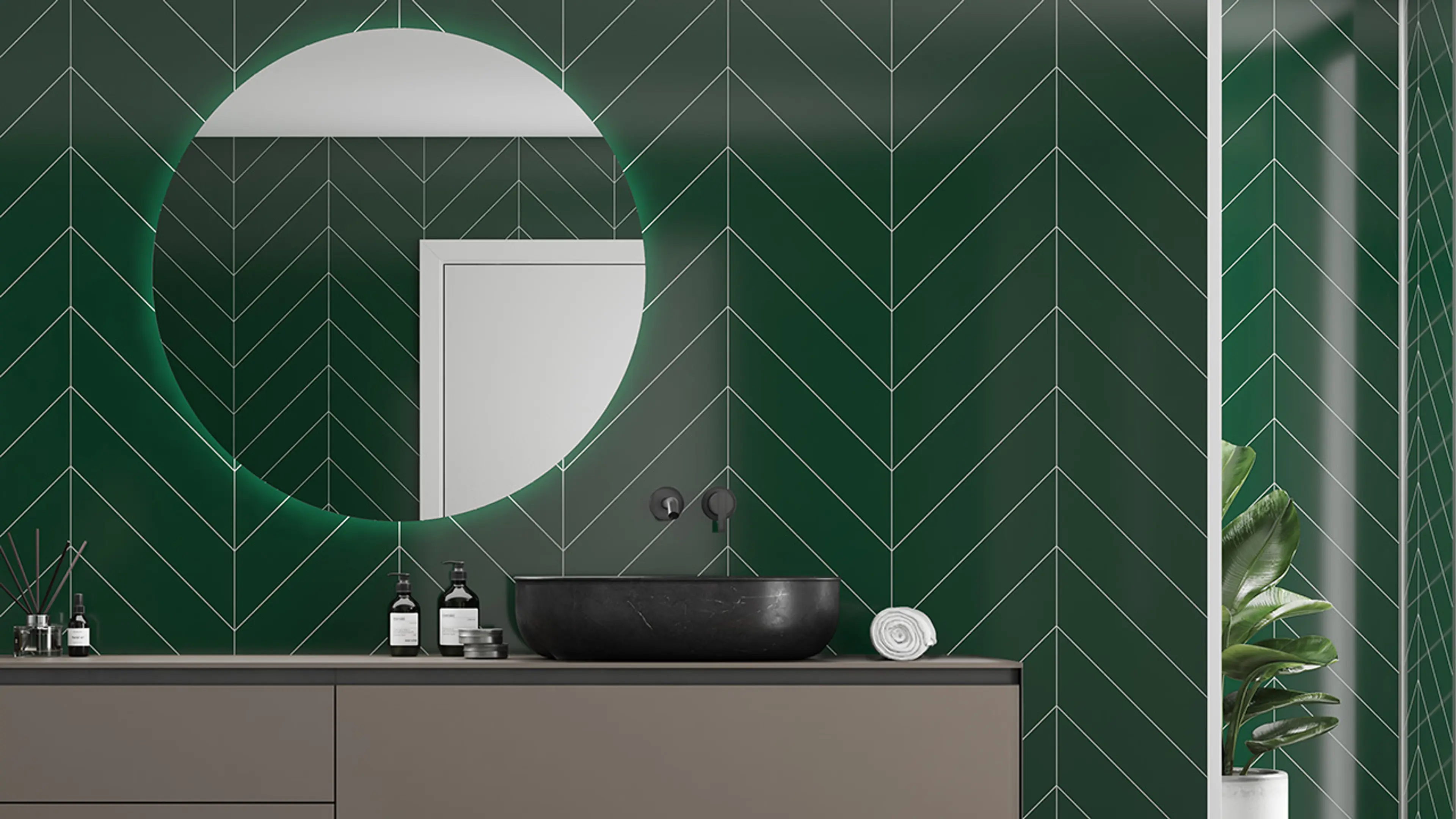 Baderom med grønne våtromsplater og mørk baderomsinnredning.
