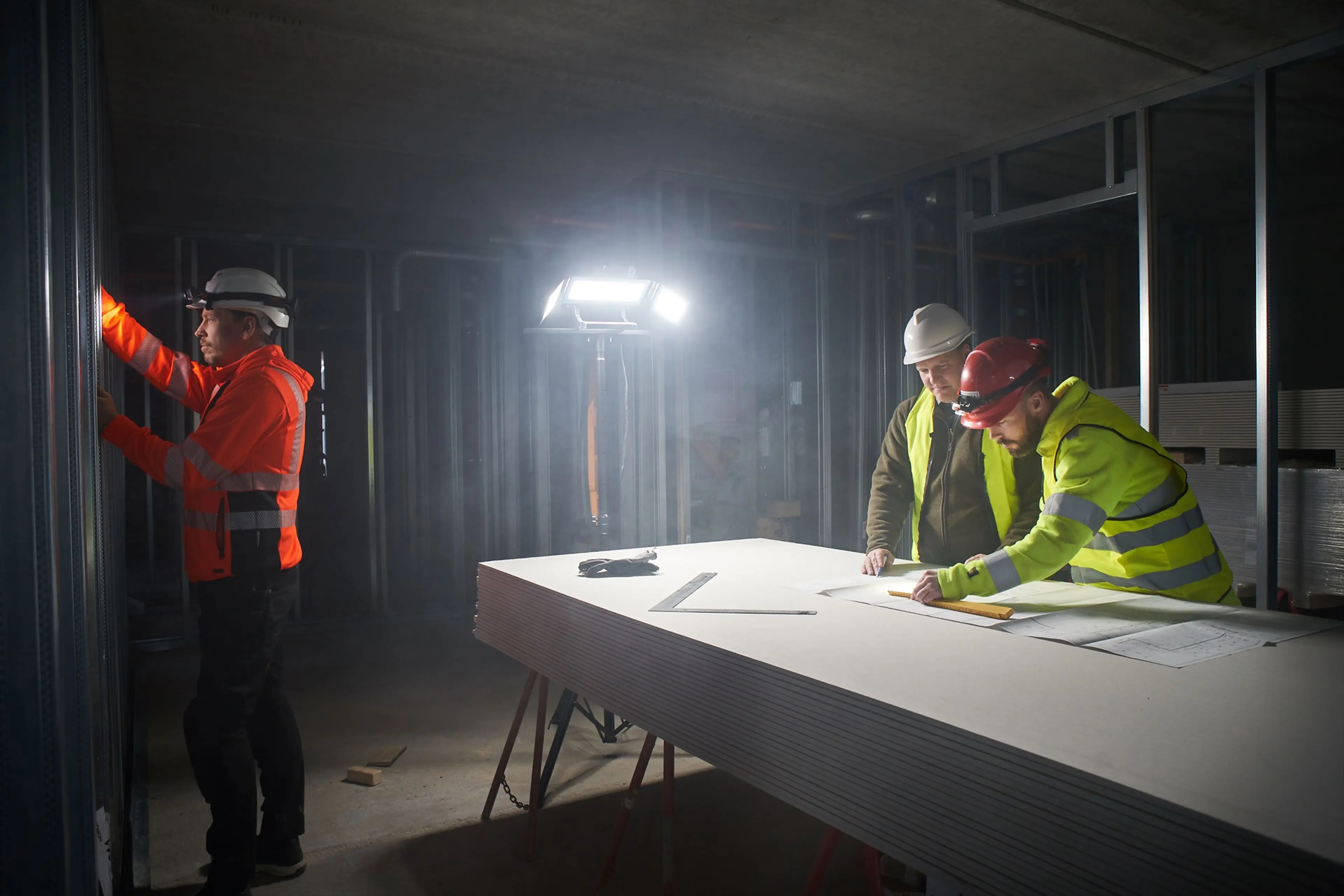 Arbeidslys led på byggeplass.