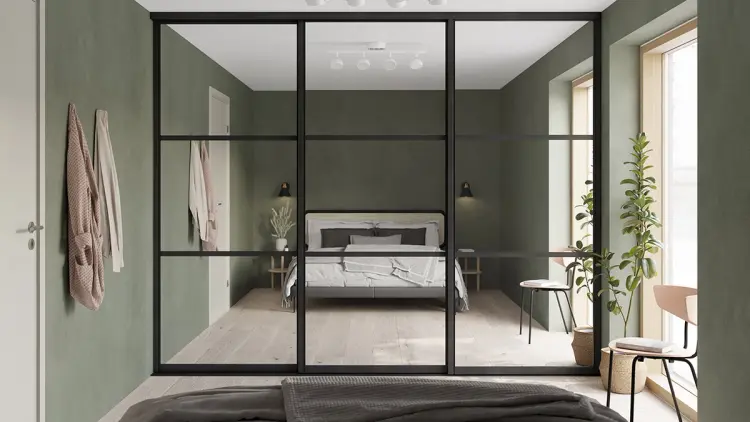 Garderobeskap i soverom med speildører.