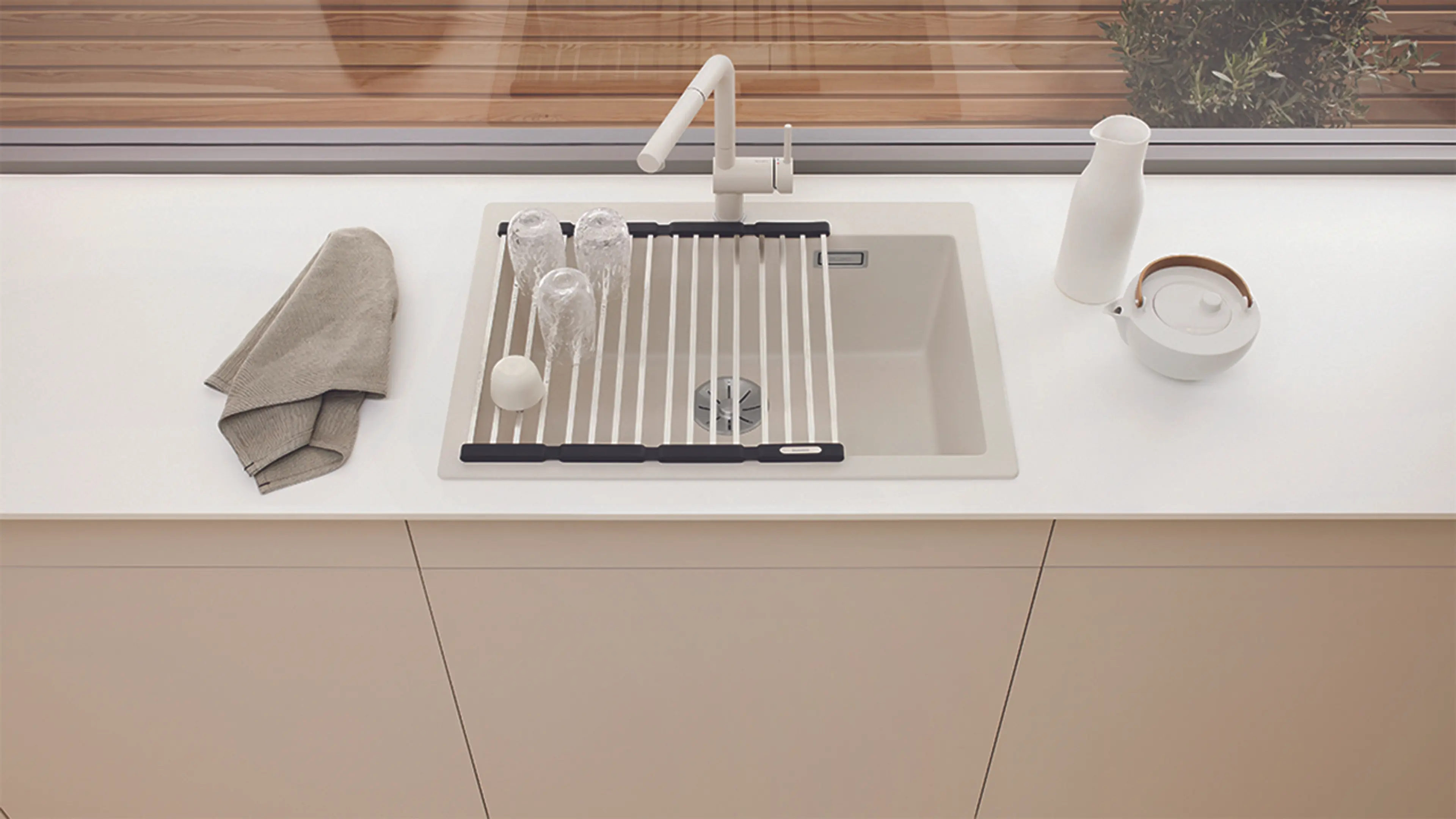 Kjøkkenvask med smart løsning for rist hvor det tørkes glass.