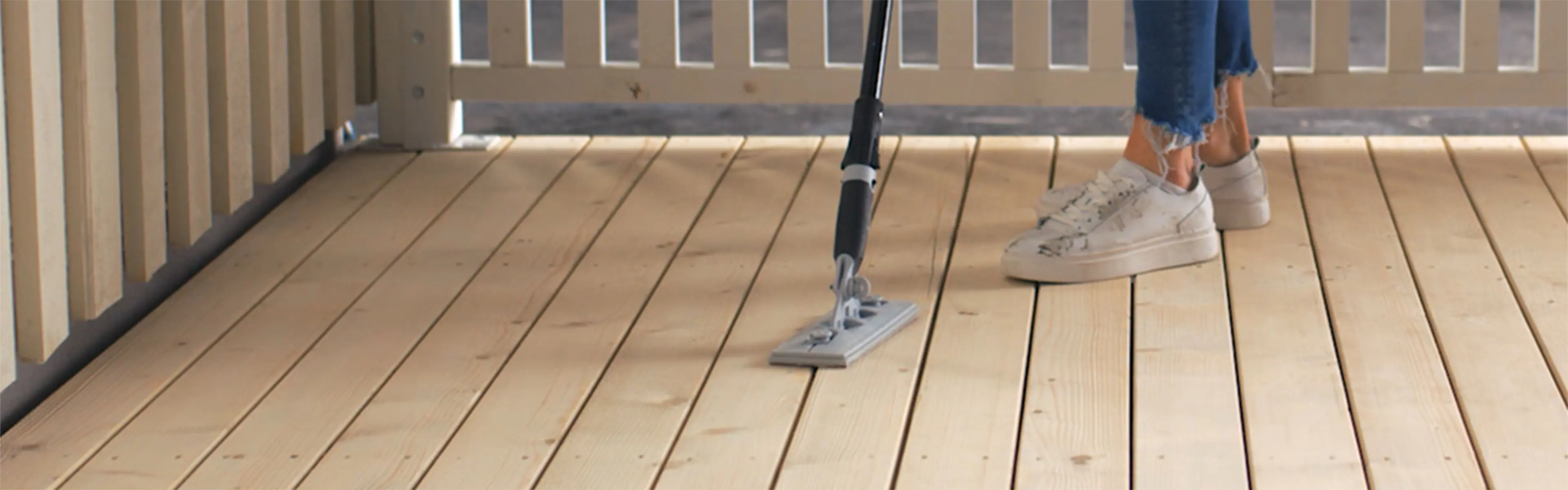 Nærbilde av EasyPad som brukes til å beise terrasse.