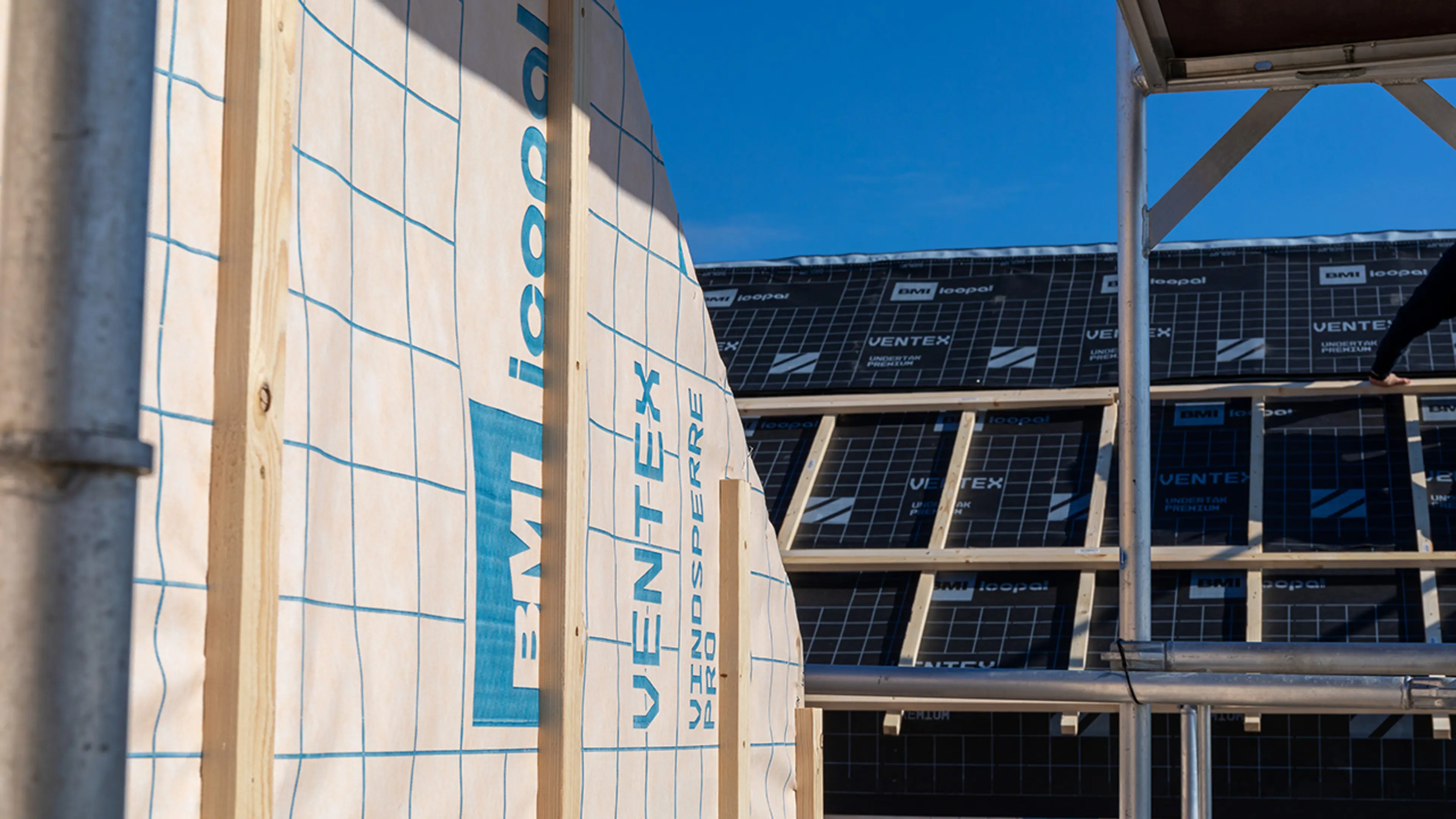 Ventex Vindsperre Pro diffusjonsåpen vindsperre montert på hus.