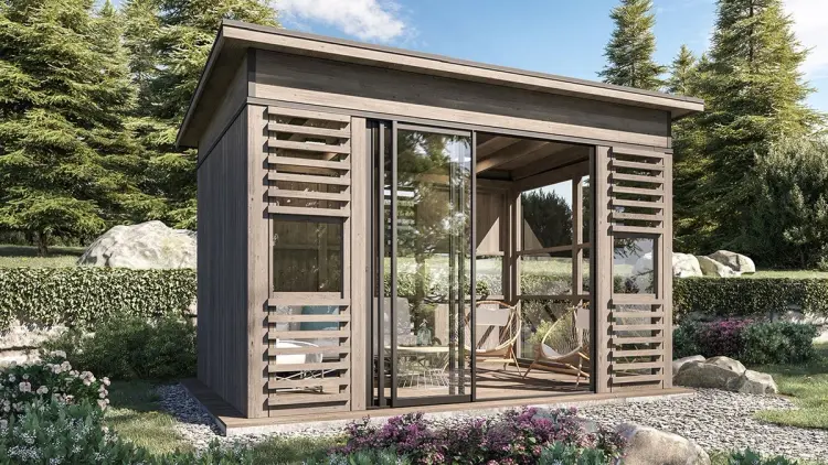 Hagestue med skyvedører og loungemøbler for hagestue inspirasjon.