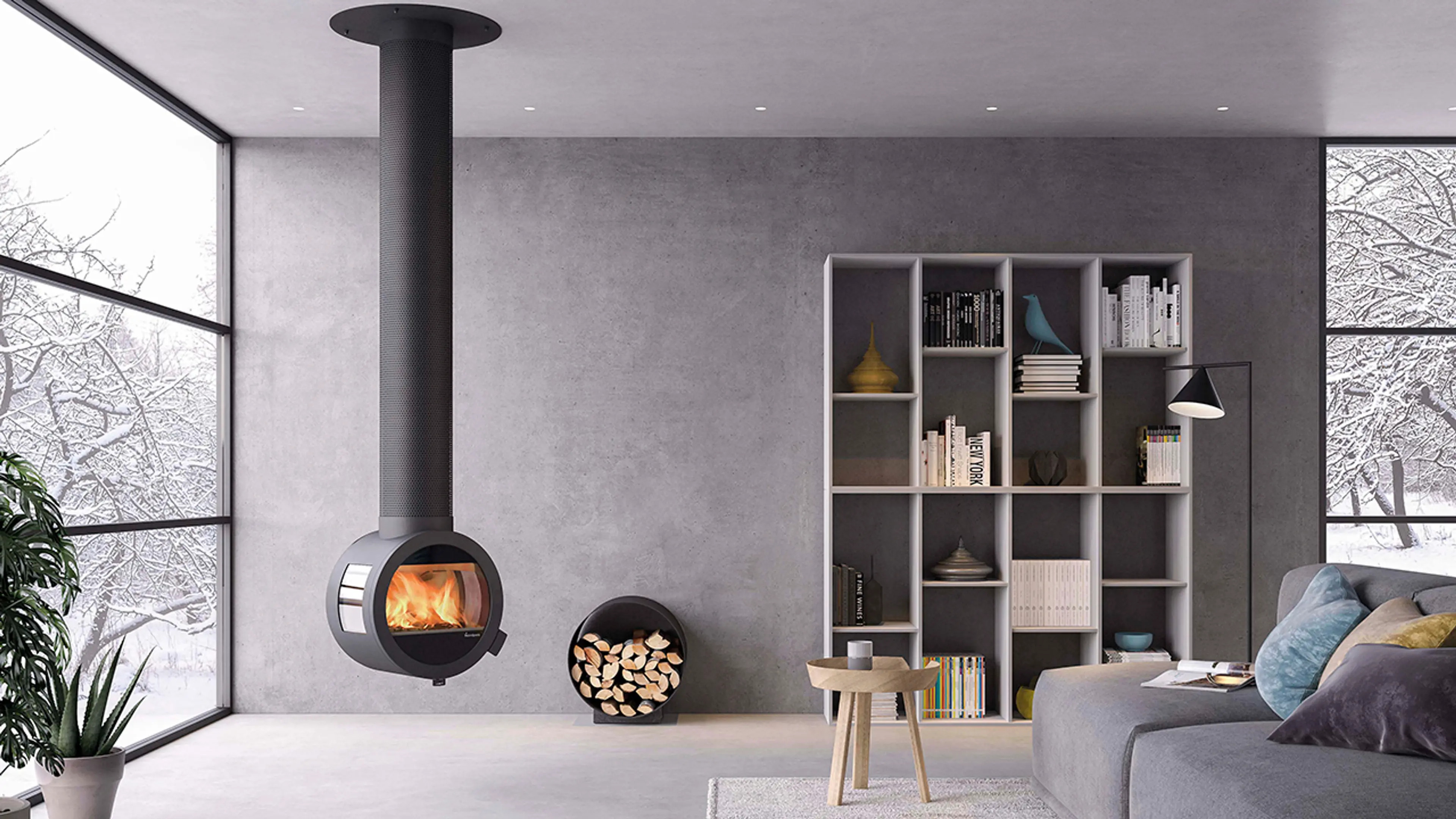 Takhengt peis i hytte med snø utenfor stuevinduene.