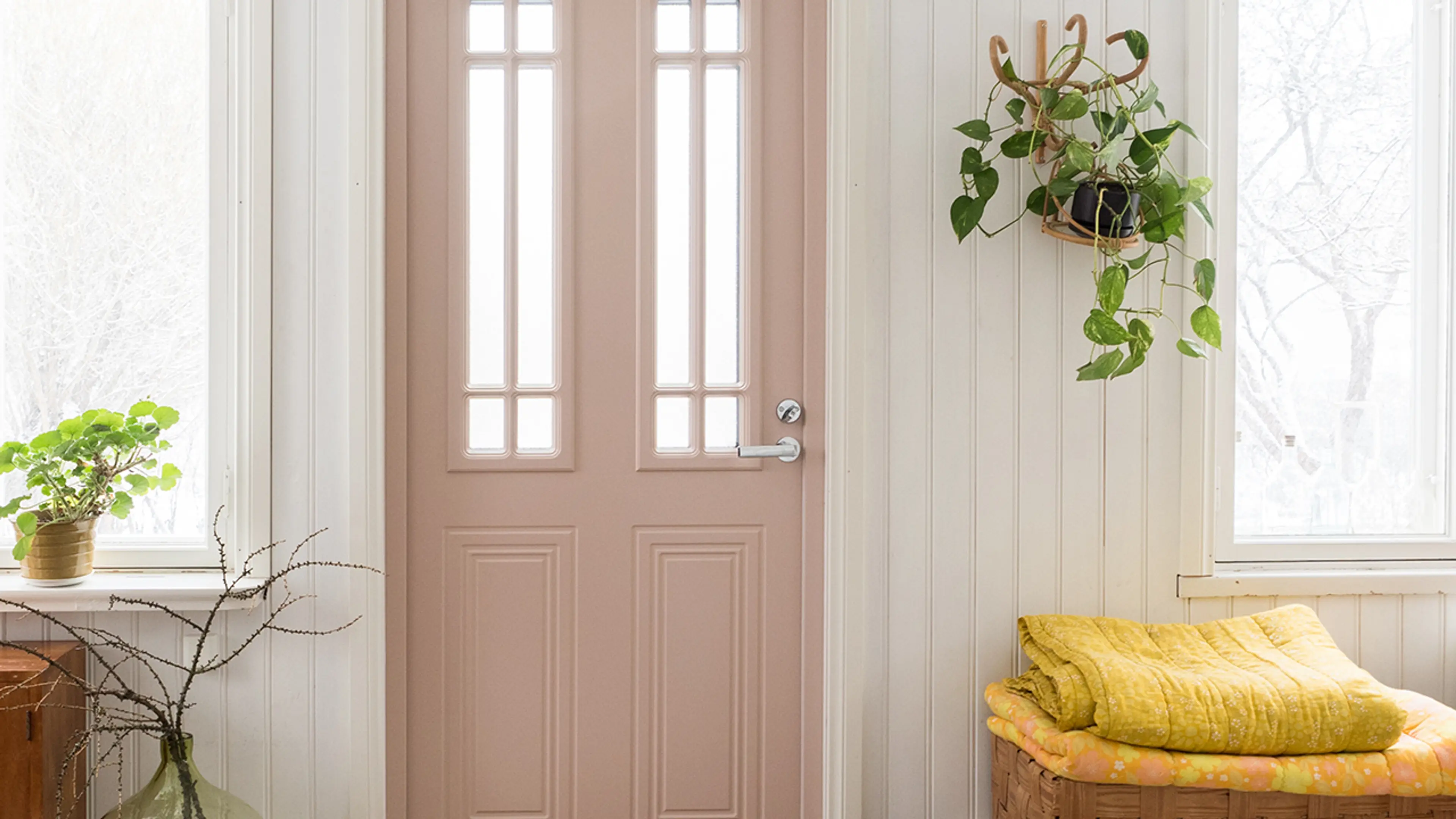 Lys ferskenfarget ytterdør.