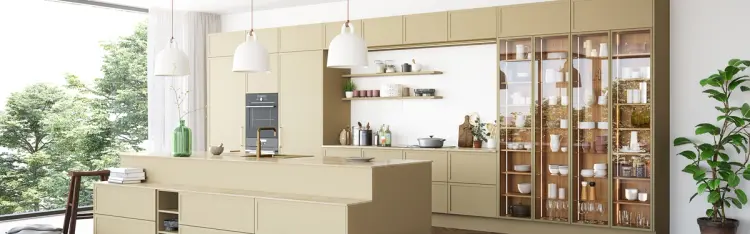 Moderne kjøkken med kjøkkenøy og høyskap i glass