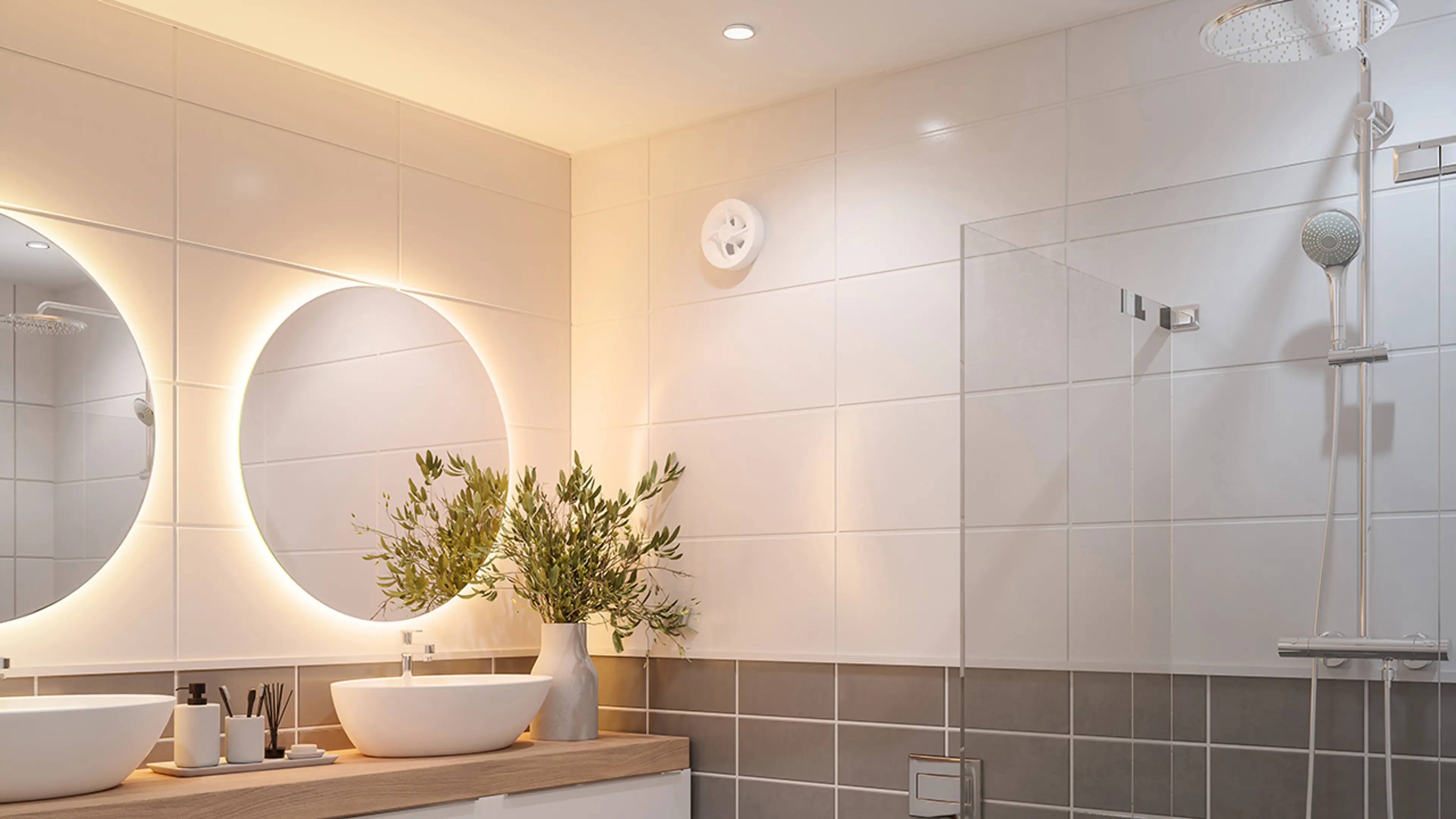 Hvit og minimalistisk vifte i hvitt, flislagt bad