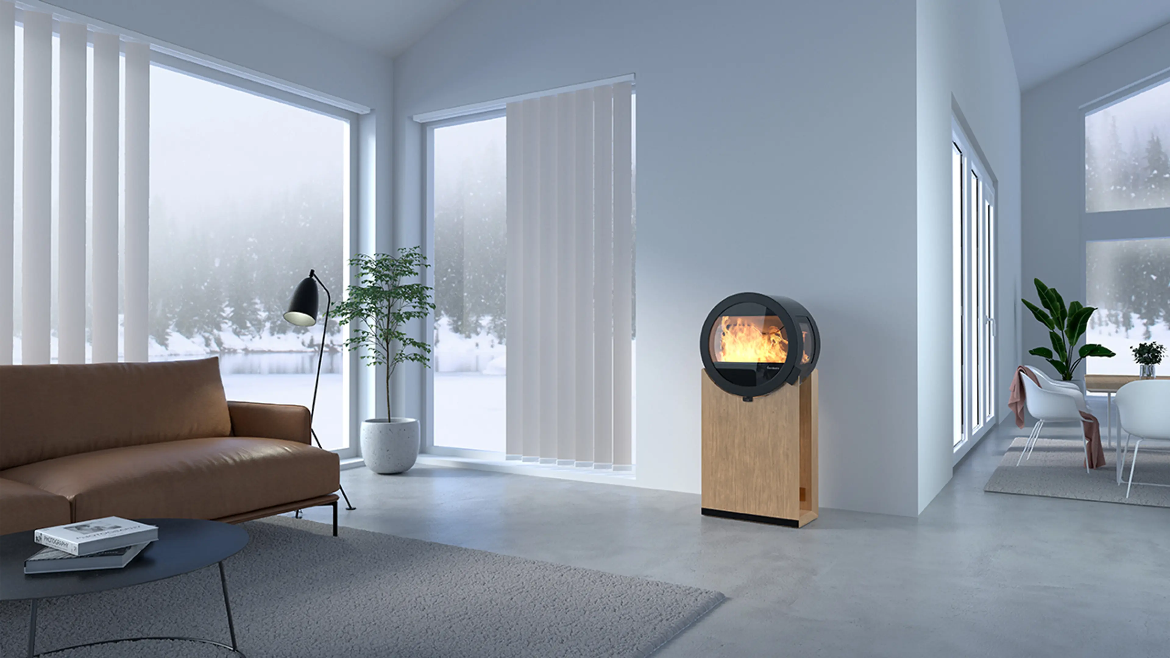 Peis med base i eik i moderne hvit hytte.