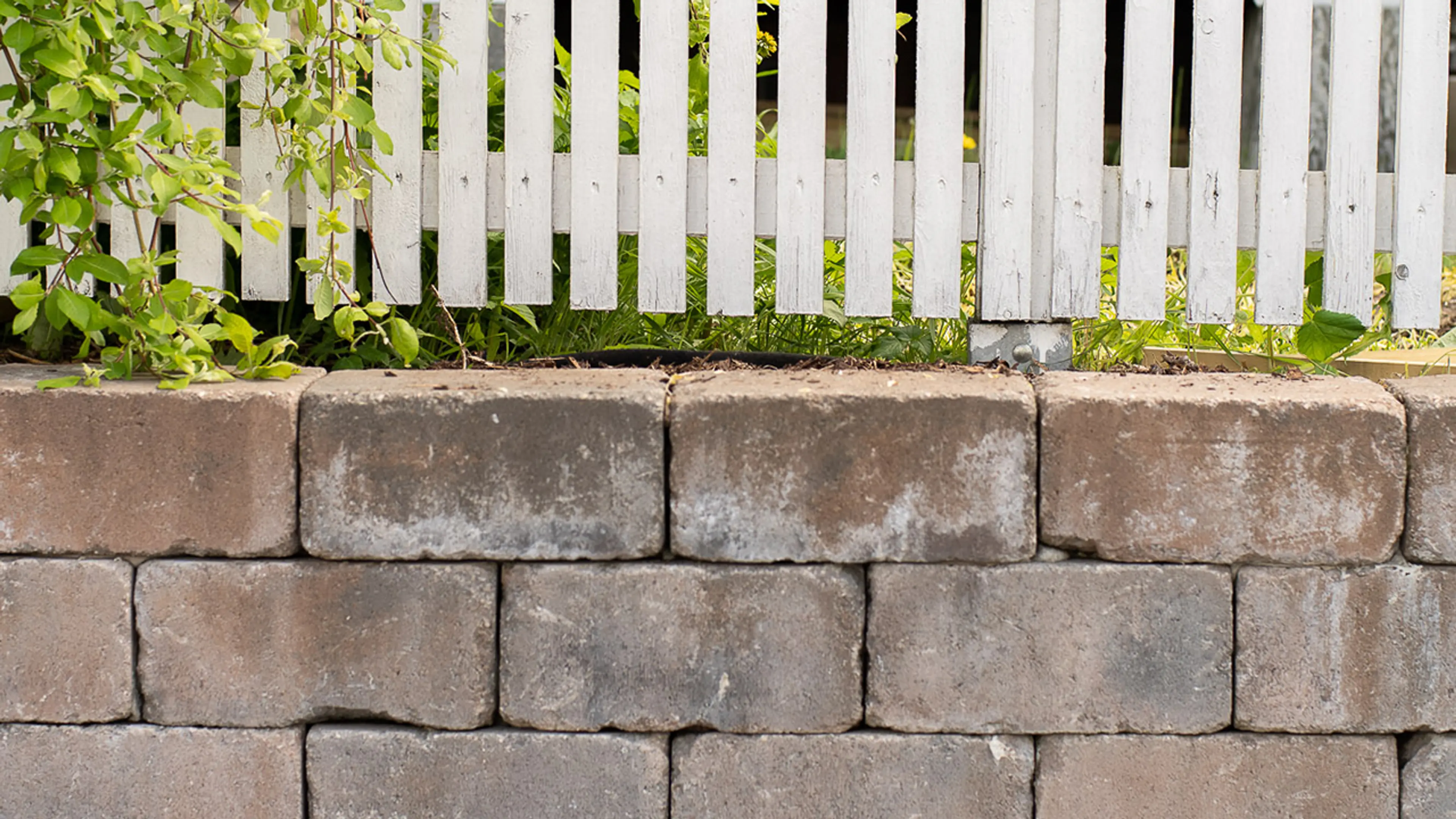 Aaltvedt Rådhus støttemur med hvitt gjerde på toppen.