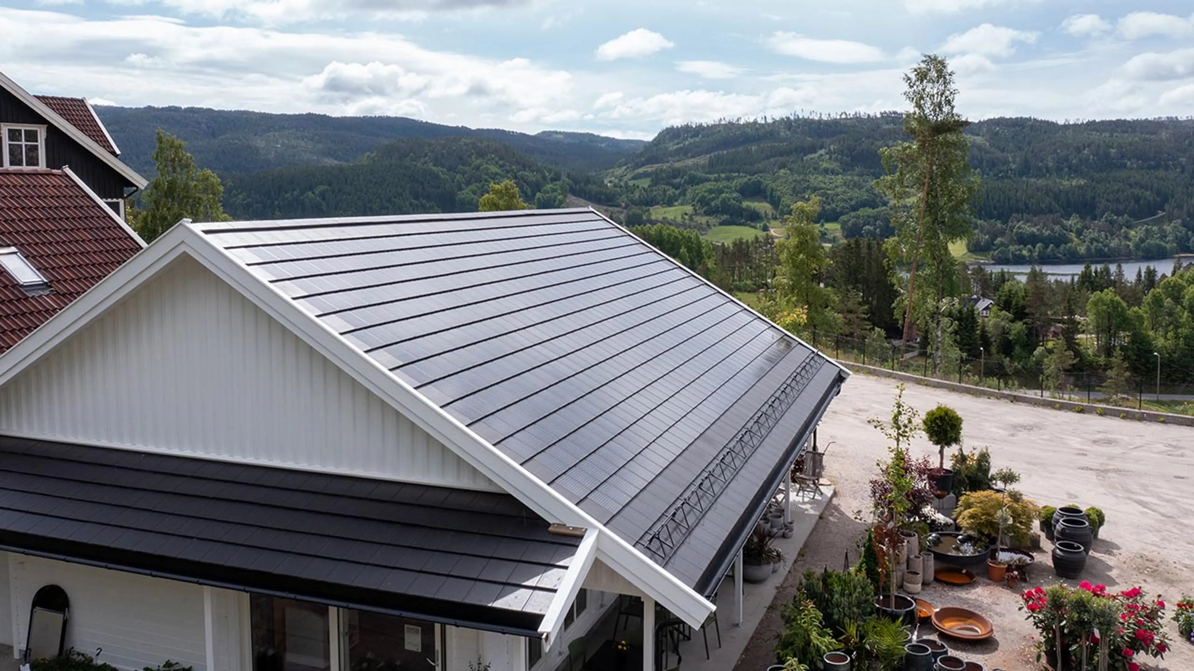 Hus med Ovati solcelletakstein fra Skarpnes.