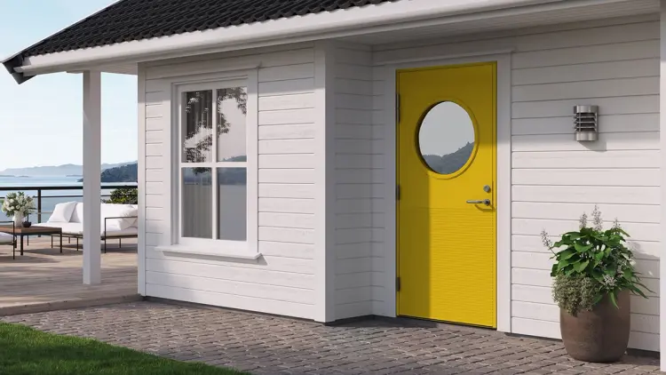 Hus med gul ytterdør.