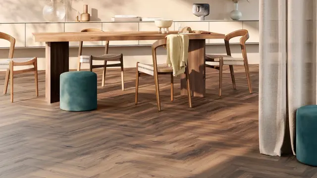 Klassisk chevron mønster på gulv i åpen stue og spisestue til inspirasjon gulv.