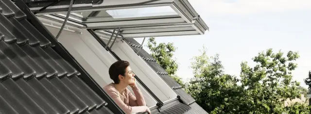 dame kikker ut av et åpent takvindu