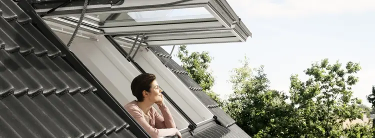 dame kikker ut av et åpent takvindu