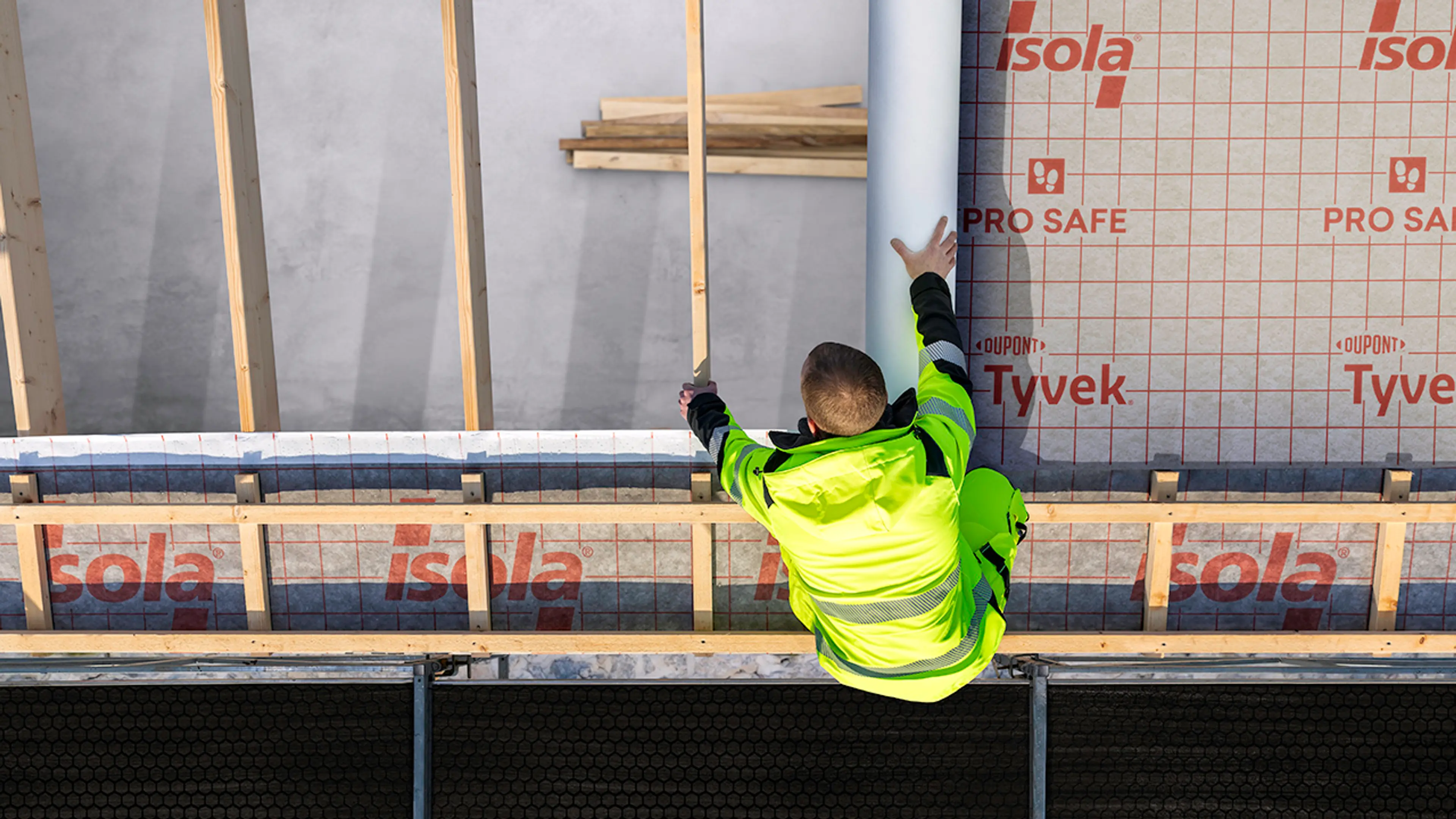 Mann som legger forenklet undertak fra Isola.