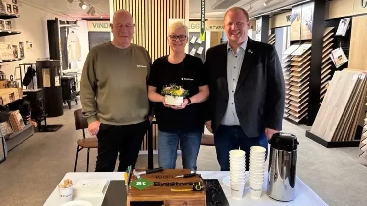 Ordfører Tor-Erik Labahå, sammen med bedrifteier John Håhensen og daglig leder Beate Rytter Nerland.