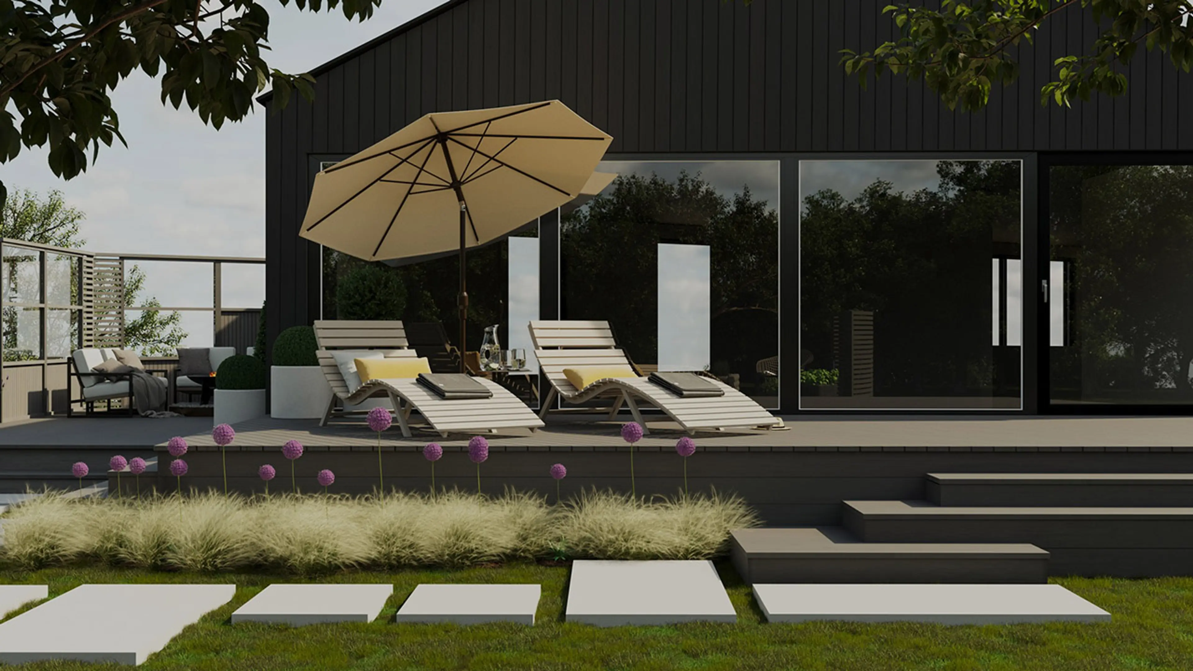 Hus med trapp fra veranda til hage og solsenger på verandaen.