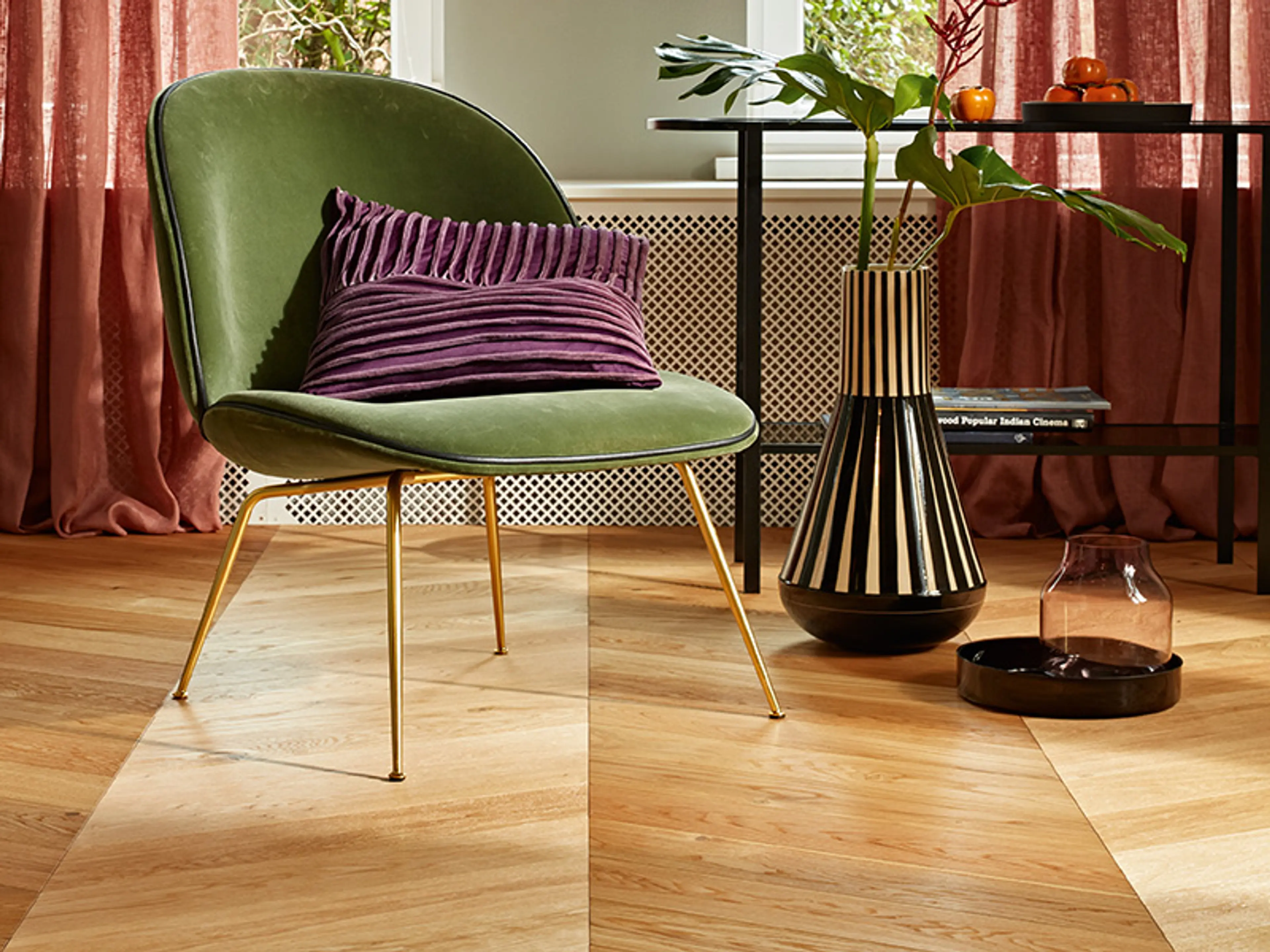 grønn støl i fløyel og fiskebeinsparkett