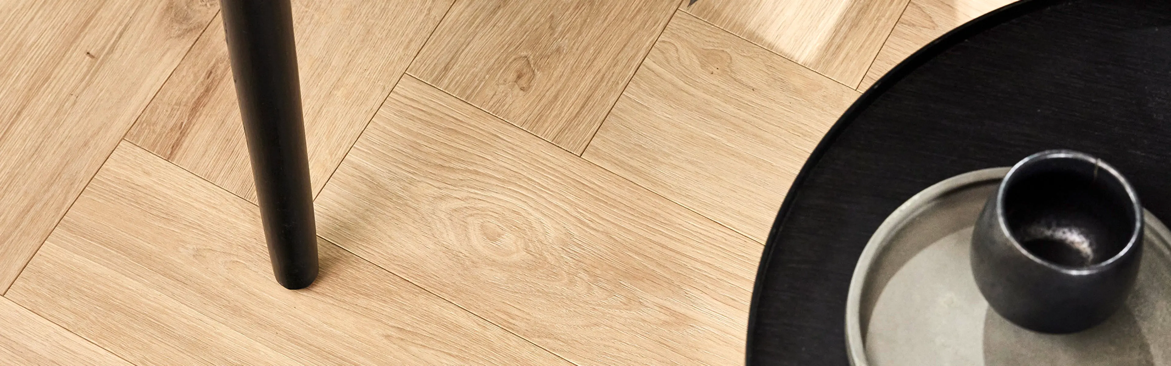 Nærbilde av nytt parkettgulv etter vannskade gulv.