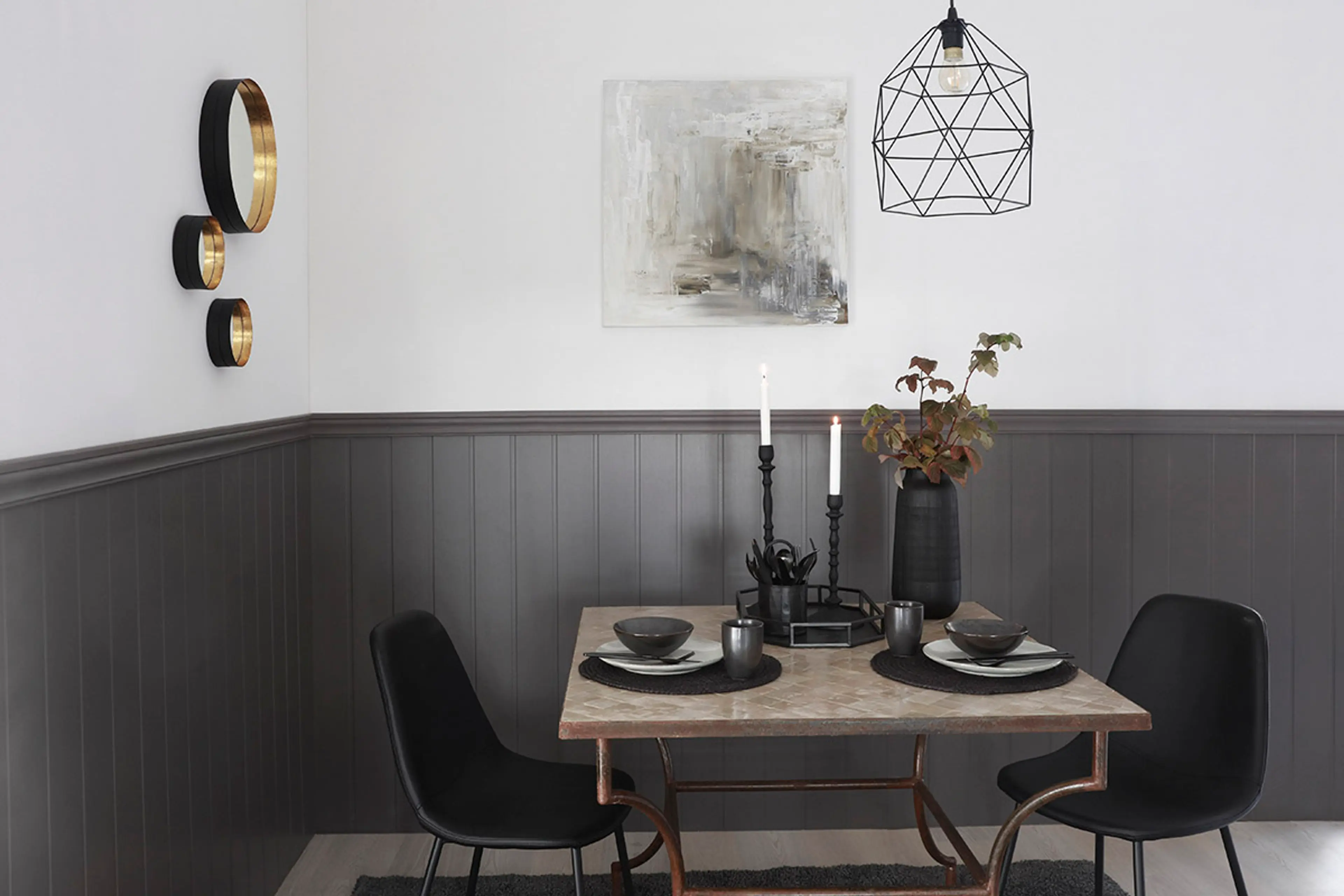 Brystpanel i fargen Pepper fra Huntonit i spisestue