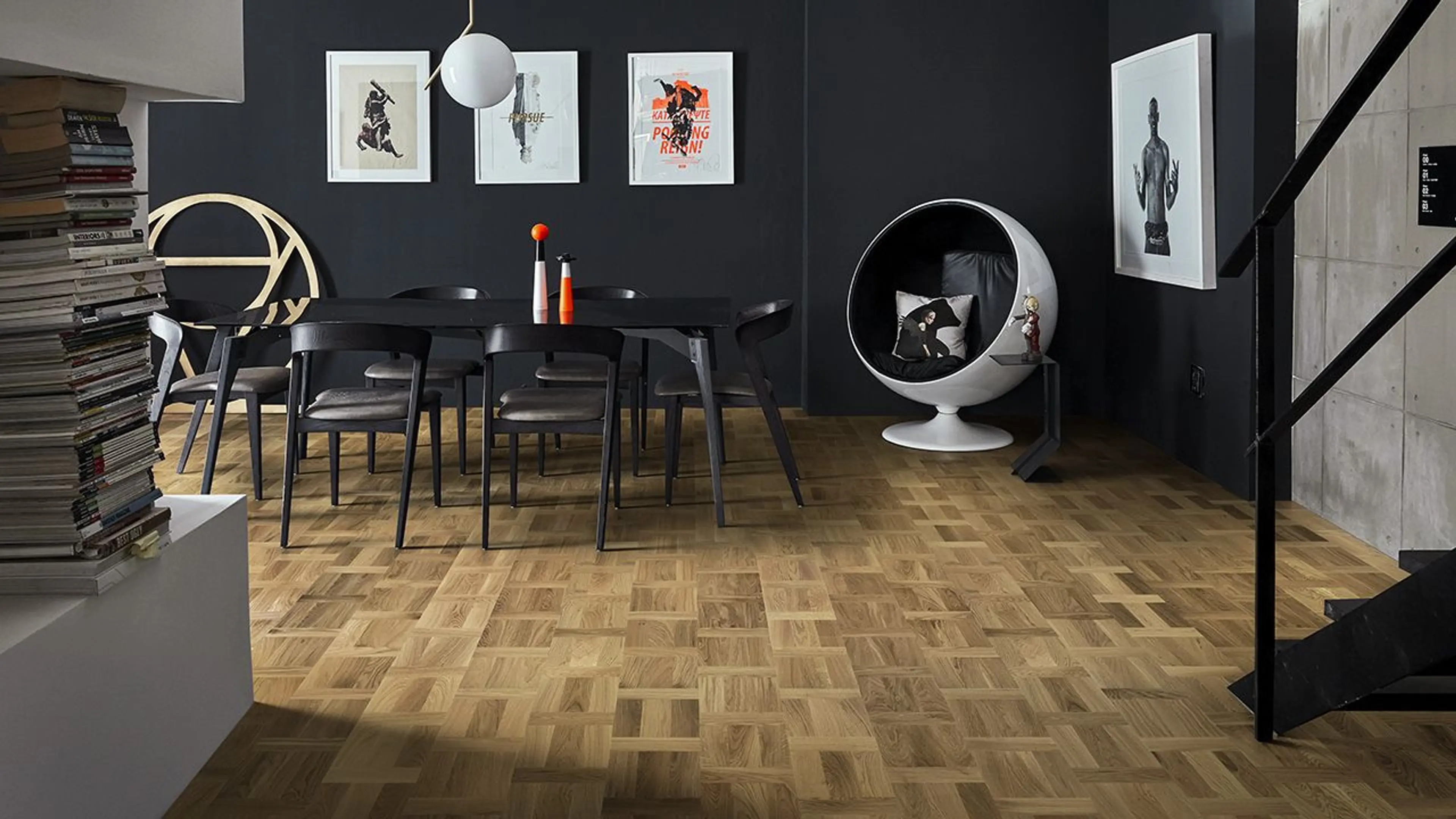 Mørk stue med klassisk mønster til gulvinspirasjon.