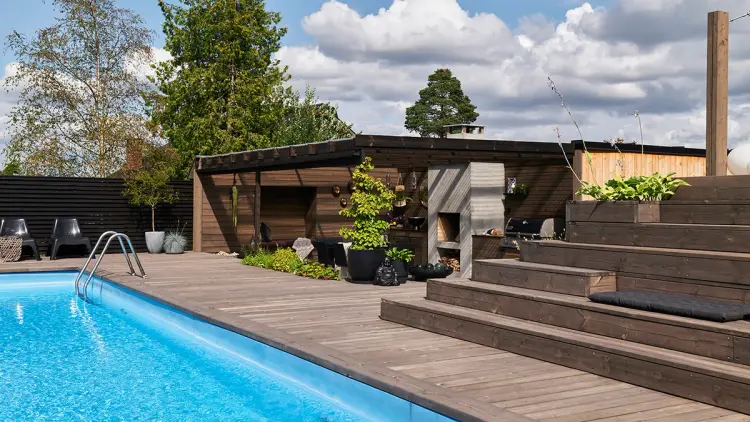 Inspirerende platting med basseng, trapp og pergola.