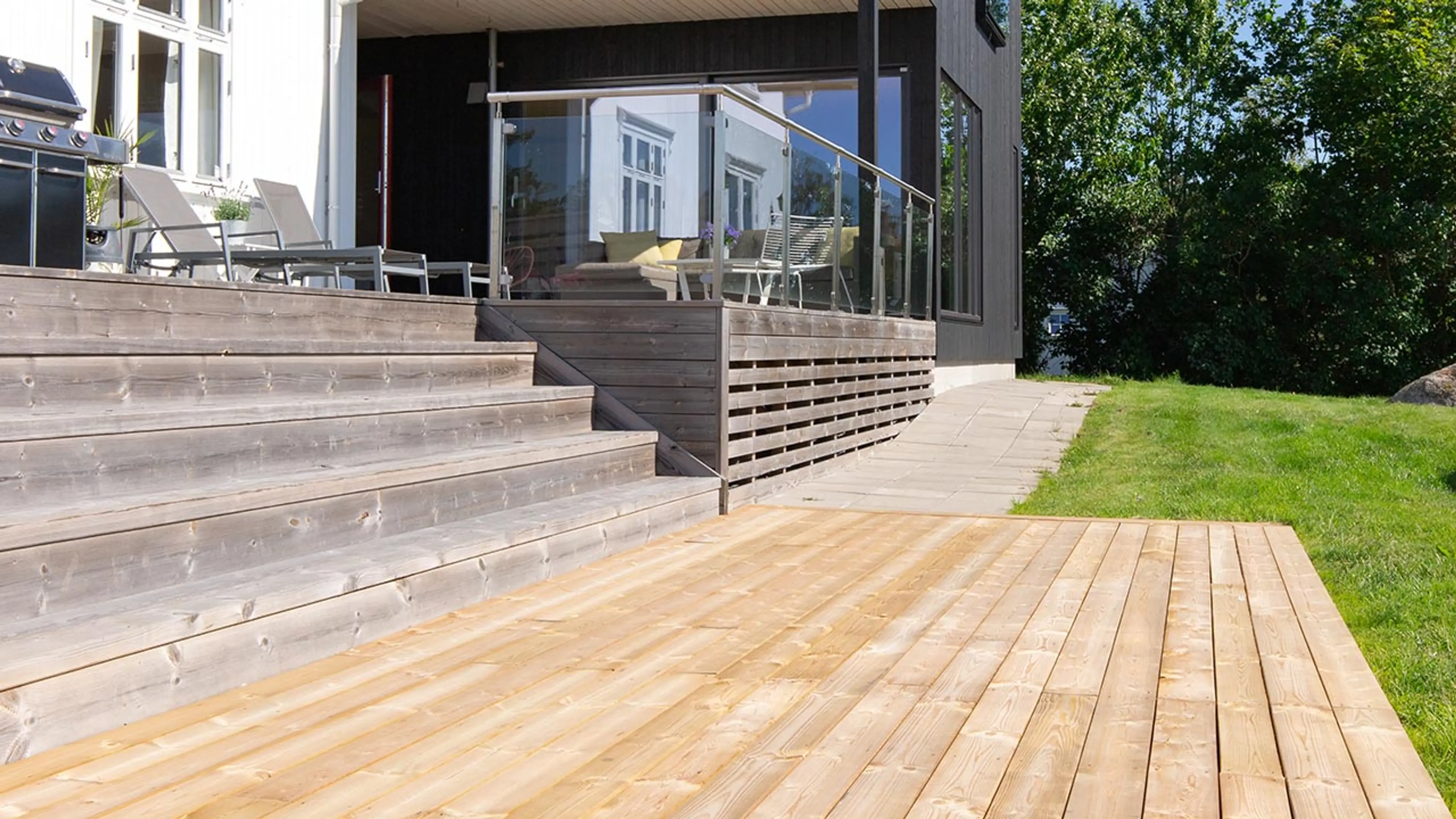 Trykkimpregnert terrasse hvor den ene delen er ny og trappen er grånet.