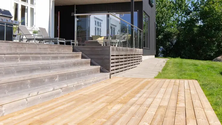 Trykkimpregnert terrasse hvor den ene delen er ny og trappen er grånet.