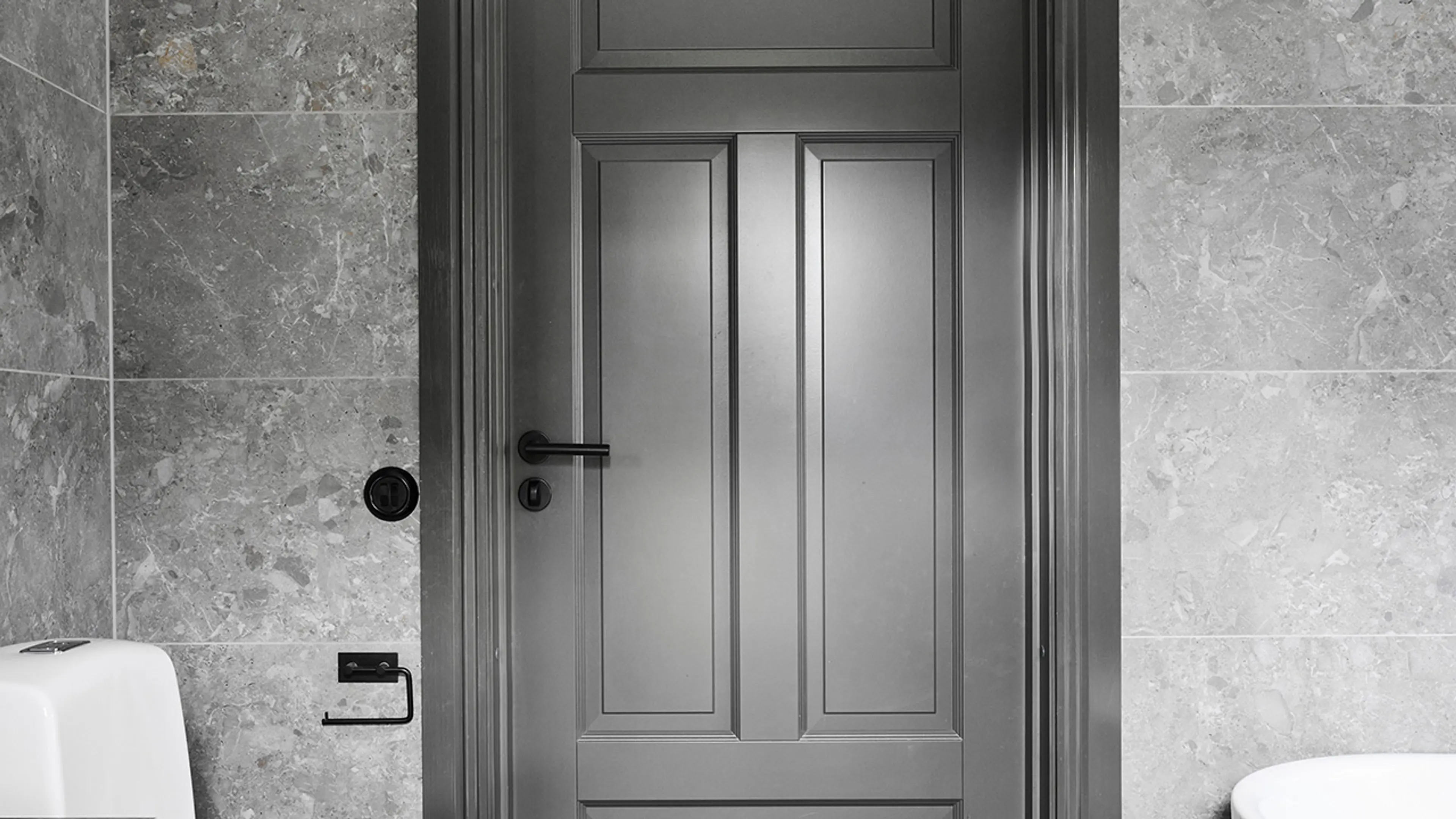 Baderom med støyreduserende dør i sort.